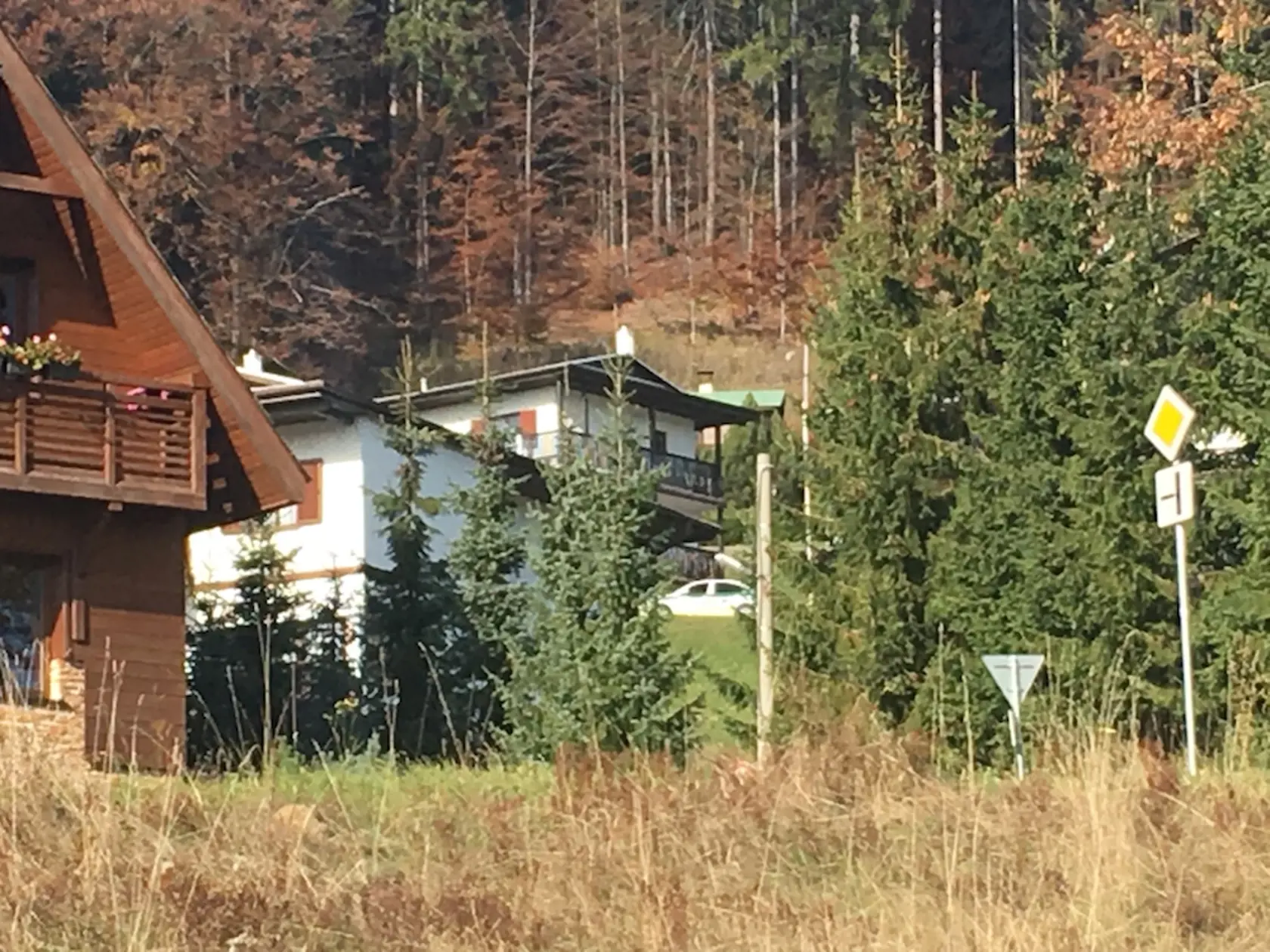 Polícia opáskovala chatu Mariána Kočnera na Donovaloch, razia je už od rána. 