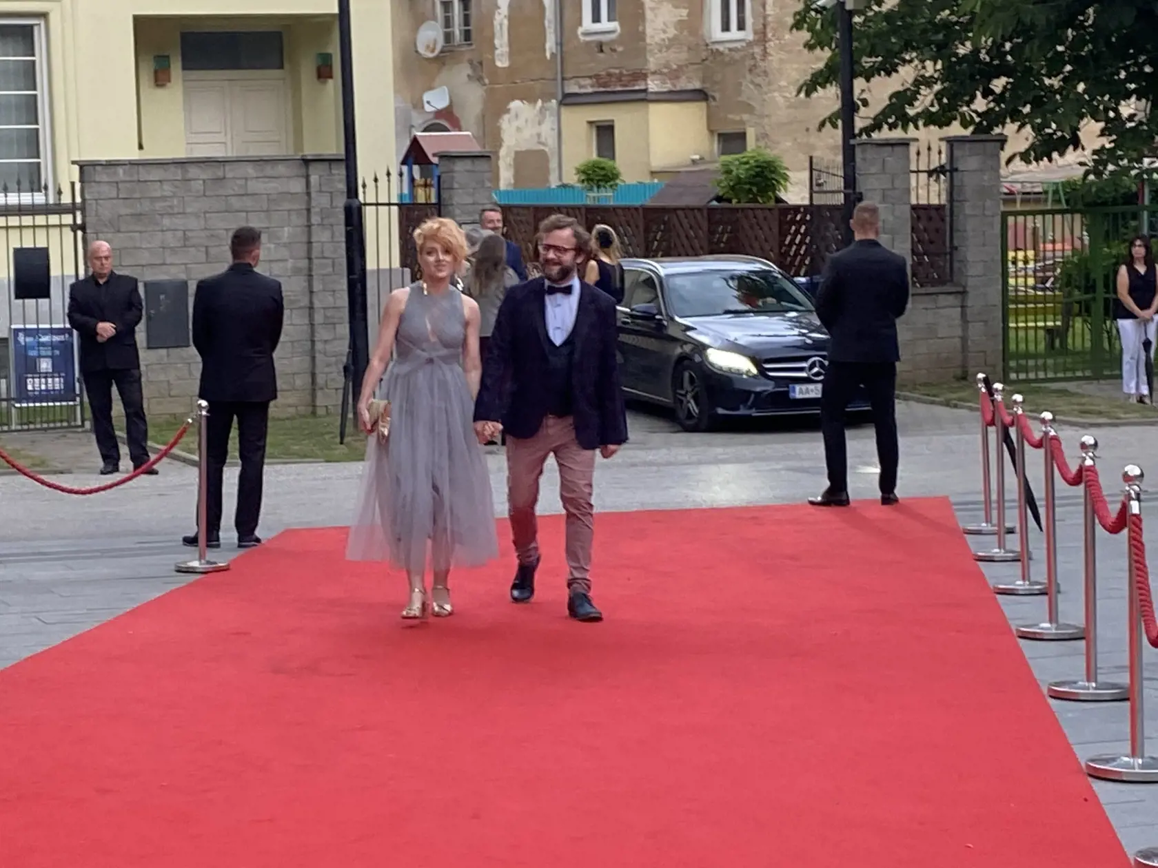 Herečka Veronika Husovská a líder skupiny Komajota Martin Husovský. Príchod hostí na záverečný ceremoniál 30. ročníka medzinárodného festivalu Art Film Košice, na ktorom odovzdali ceny držiteľom honorárnych ocenení - Sergejovi Loznicovi, Antónii Liškovej a Marošovi Kramárovi a vyhlásili víťazov jednotlivých súťaží.