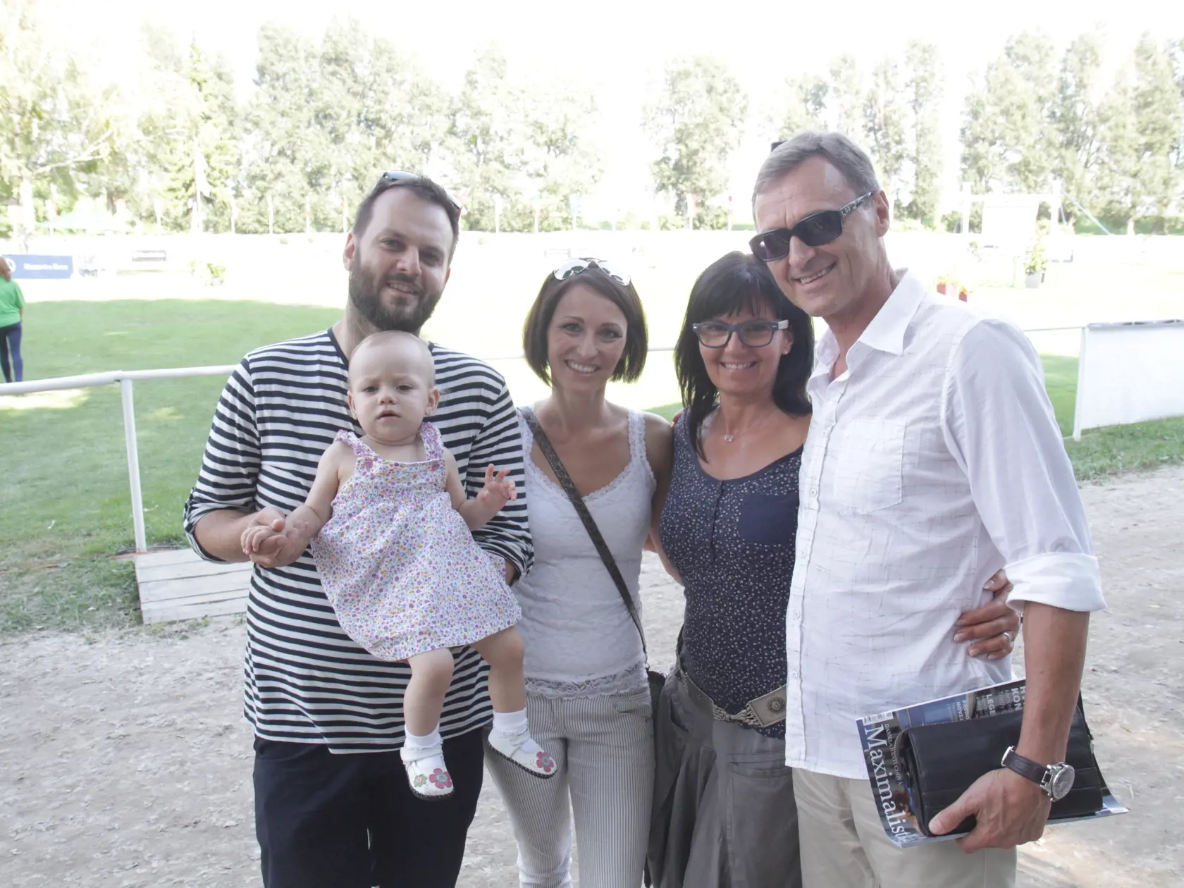 Andy Timková s manželom Stanom Pavlíkom a moderátorom Juniorom na 49. ročníku parkúrových pretekov.