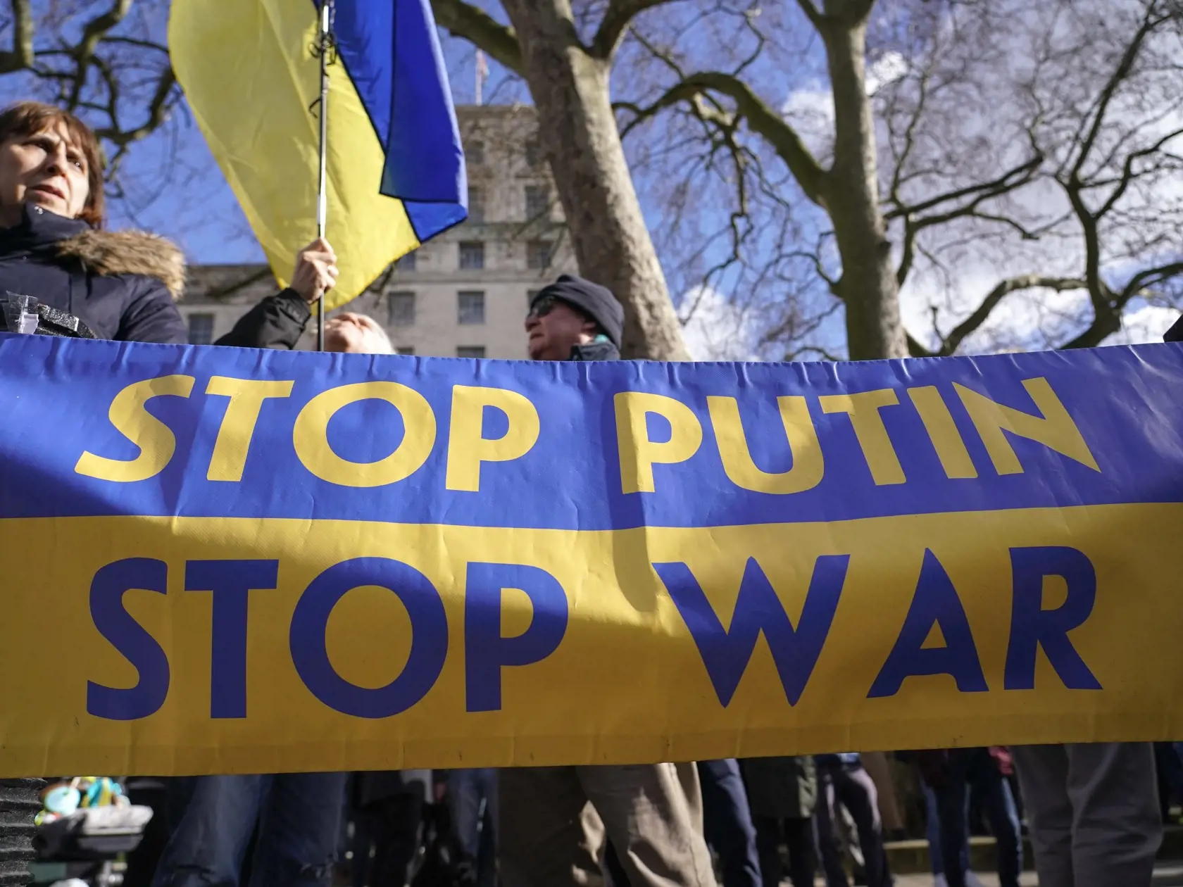 Zástupcovia pravoslávnej cirkvi protestujú na podporu Ukrajiny pred úradom britského premiéra na Downing Street v Londýne vo štvrtok 24. februára 2022. Ruský prezident Vladimir Putin vo štvrtok oznámil, že rozhodol o uskutočnení špeciálnej vojenskej operácie vo východnej časti Ukrajiny. Putin takisto varoval ďalšie krajiny, že akýkoľvek pokus o zasahovanie do krokov Ruska bude viesť k následkom.