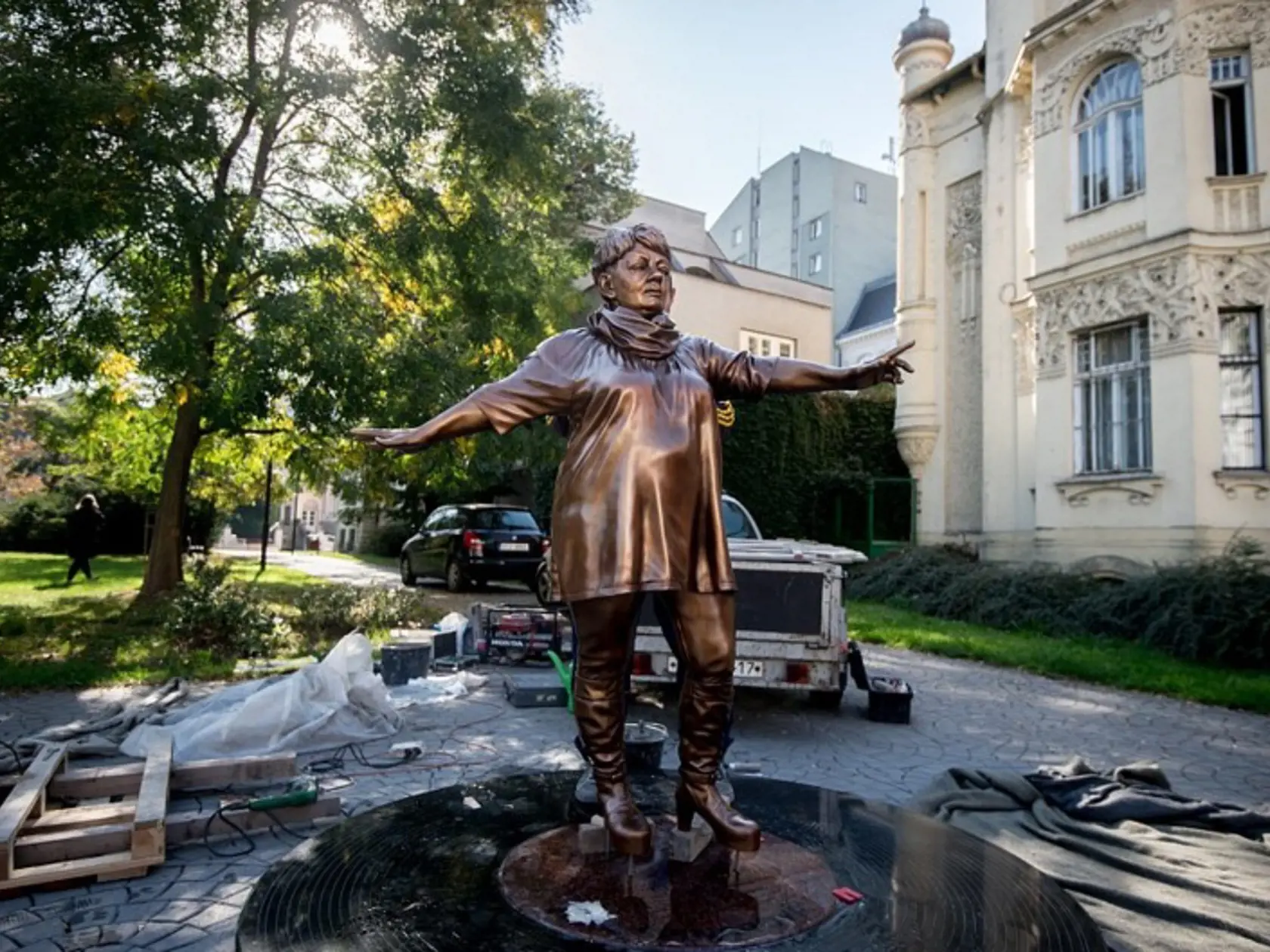 Socha Věry Špinarovej sa podľa jej syna absolútne nepodobá na jeho mamu. 