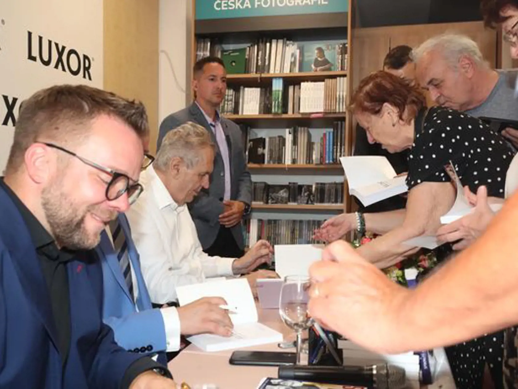 "Podpísali sme za hodinu a pol cez 250 kníh," pochválil sa Miloš Zeman na svojom facebookovom profile.