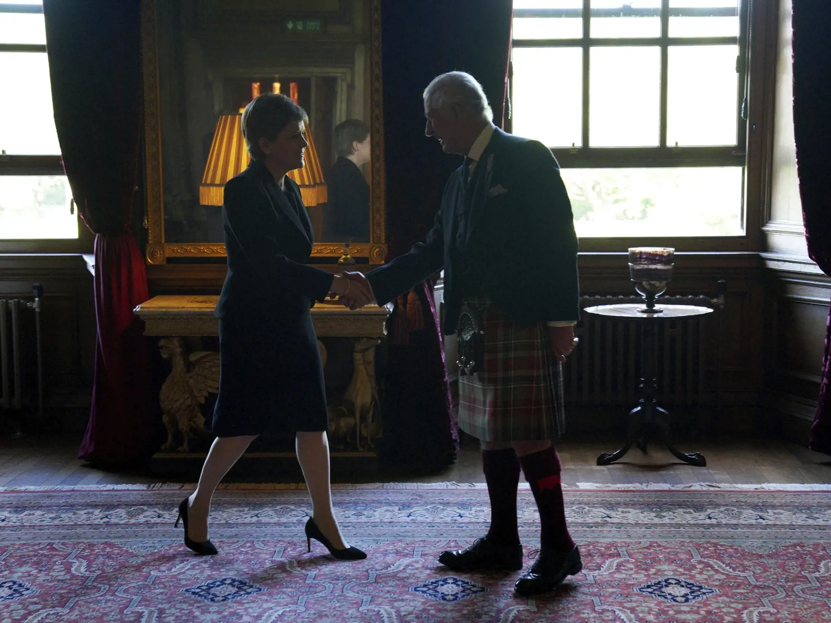 Britský kráľ Charles III. a škótska premiérka Nicola Sturgeonová počas stretnutia v zámku Holyrood v škótskom Edinburghu v pondelok 12. septembra 2022.