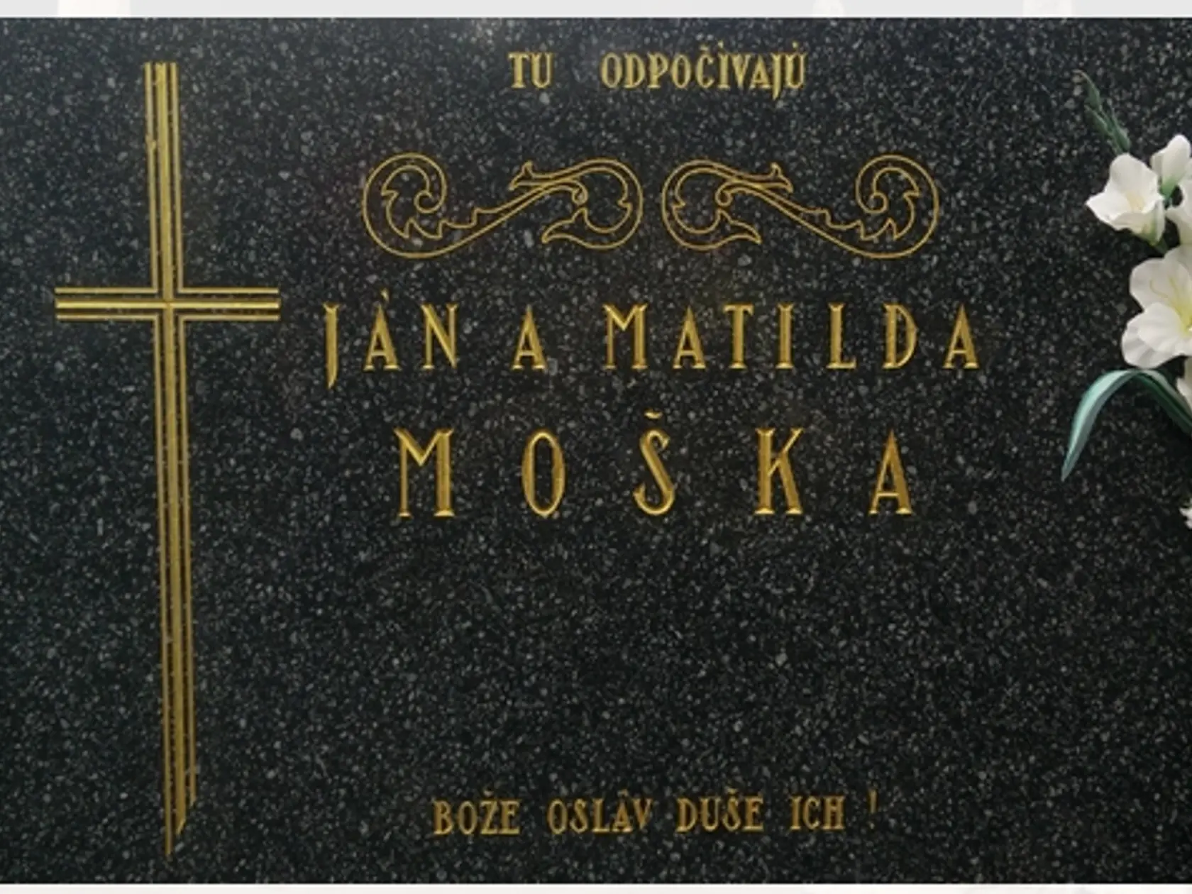 PO: Odborníci dokážu krásne opraviť aj ošúchané a vyblednuté písmo - toto je výsledok práce martinského podnikateľa.