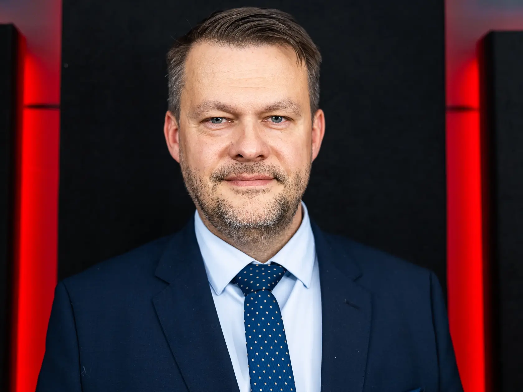 SAMUEL MIGAĽ JE PRE ERIKA TOMÁŠA VEĽKÝM SKLAMANÍM - Tam som veľmi sklamaný. Spočiatku sa javil ako dobrý krok pre stranu Hlas – prišiel na poslednú chvíľu. Ale som sklamaný z toho, ako sa správal v strane a ako sa správa teraz, po vylúčení a po tom, čo sa stal ministrom. Viac to komentovať nechcem – nechcem posielať odkazy cez médiá, ako to robia iní. Chcem sa sústrediť na výkon v rezorte a urobiť pre ľudí maximum.
