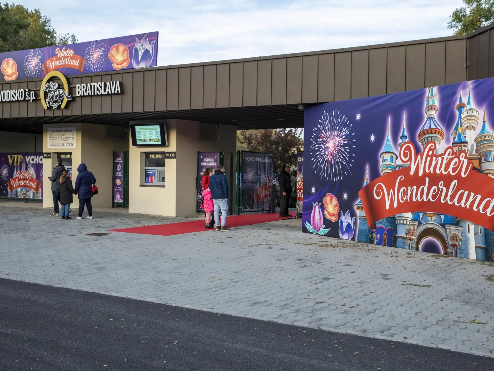  Na snímke je otvorenie najväčšieho svetelného a zábavného parku v Európe Winter Wonderland na dostihovom závodisku v Bratislave.