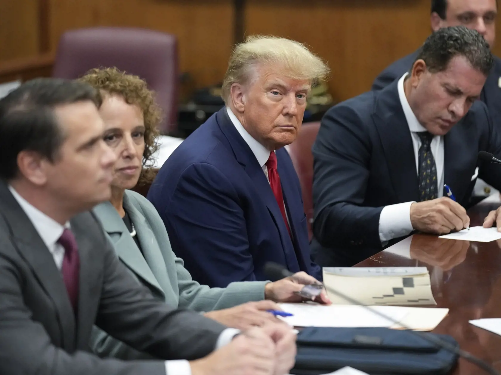 Na snímke uprostred bývalý americký prezident Donald Trump s tímom obhajcov na súde Manhattane v utorok 4. mája 2023.