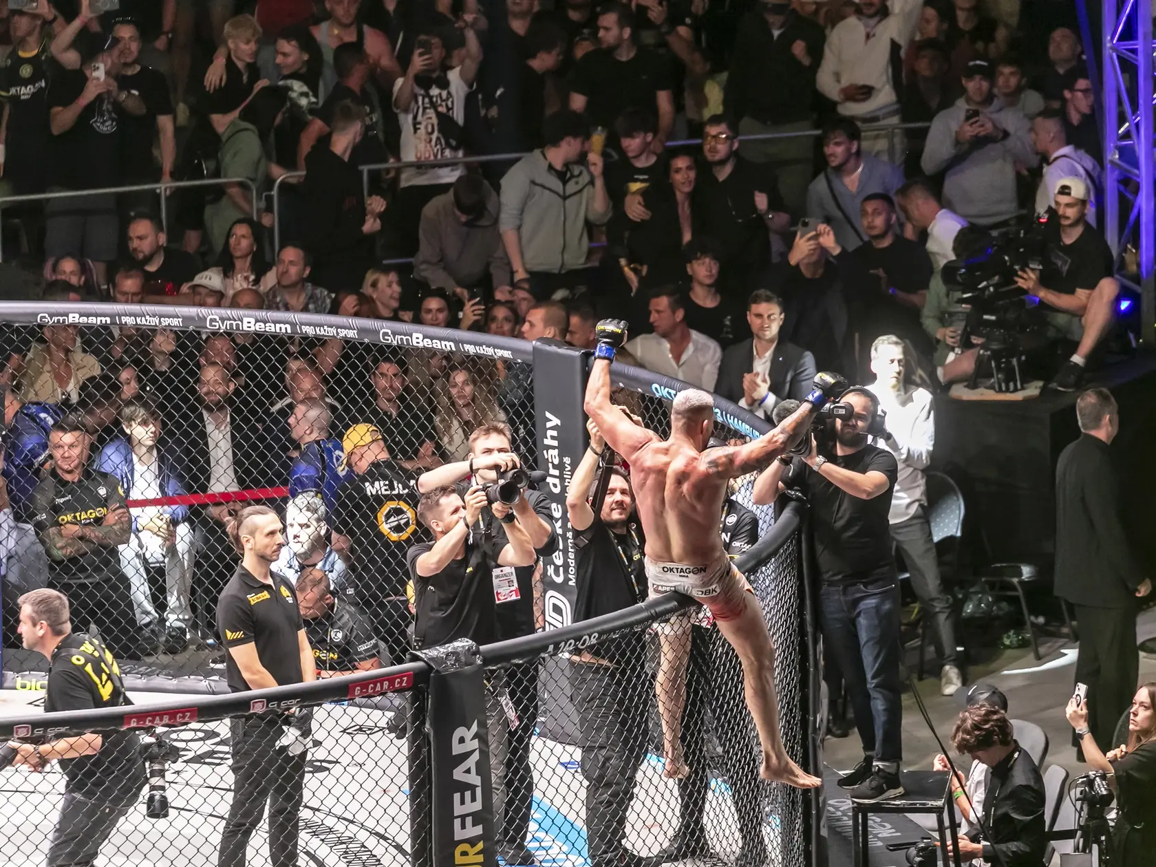 Attila Végh prehral v očakávanom pražskom súboji legiend MMA s českým rivalom Karlosom Vémolom na body v pražskom Edene.