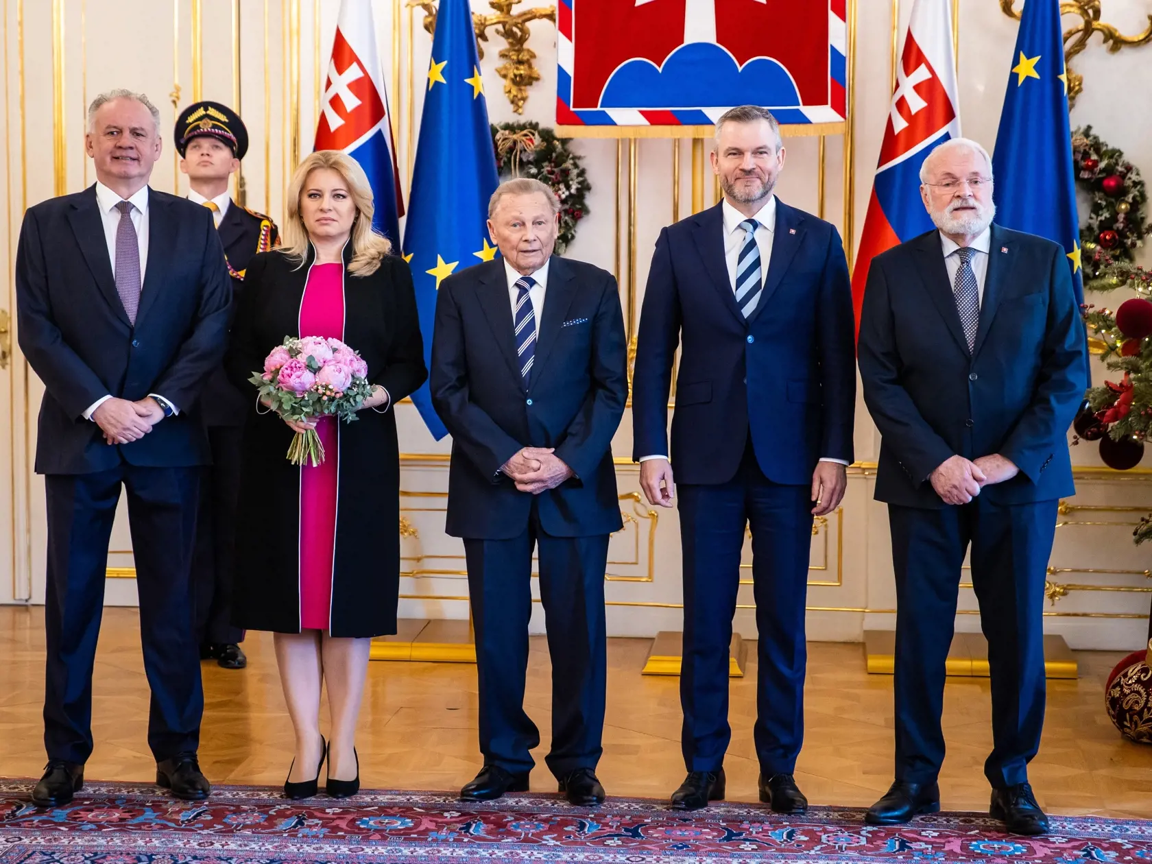 Na snímke bývalí Prezidenti SR, zľava Andrej Kiska, Zuzana Čaputová, Rudolf Schuster, súčasný Prezident SR Petrer Pellegrini a Ivan Gašparovič na spoločnej fotke pred slávnostným obedom v Prezidentskom paláci.