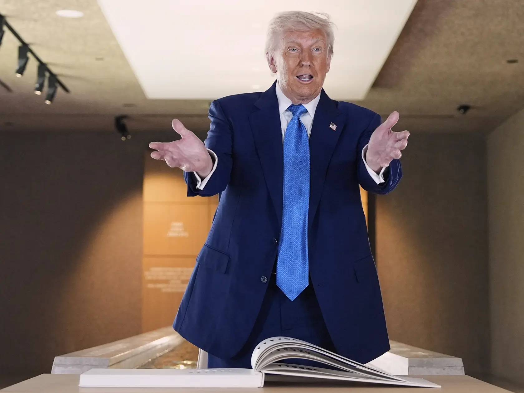 JB 41 Abú Zabí - Americký prezident Donald Trump gestikuluje pri knihe hostí po jeho prehliadke v Dome Abrahámovej rodiny v Abú Zabí v piatok 16. mája 2025. Prezident USA Donald Trump pricestoval na návštevu Spojených arabských emirátov v rámci jeho blízkovýchodného turné. FOTO TASR/AP

President Donald Trump talks before signing guest book at the Abrahamic Family House, Friday, May 16, 2025, in Abu Dhabi, United Arab Emirates. (AP Photo/Alex Brandon)