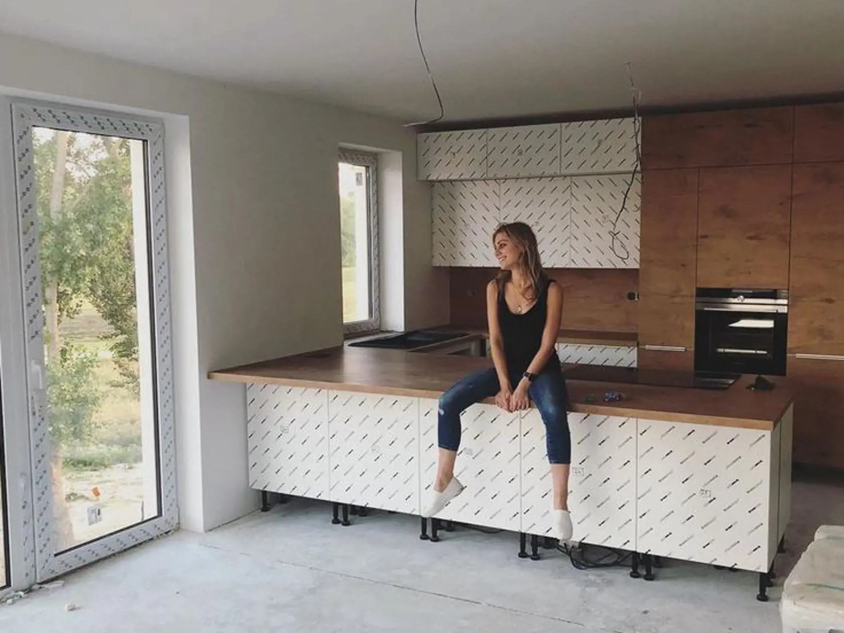 Speváčka Dominika Stará počas procesu zariaďovania nového bytu.