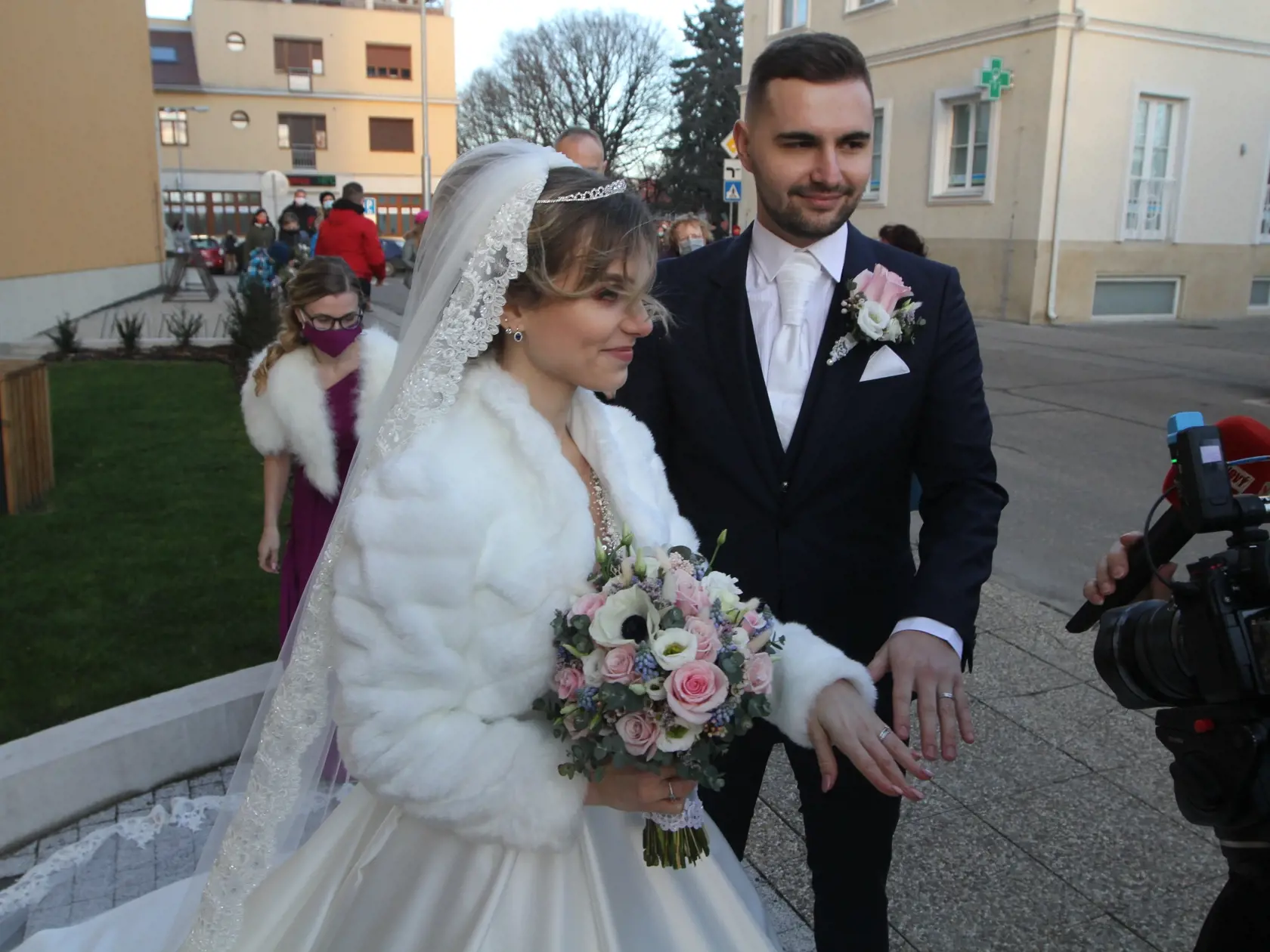Dominika Stará má za sebou konečne svoj vysnívaný svadobný deň. V kostole Nenebovzatia Panny Márie v Šamoríne, si vzala Michala Jurenu.