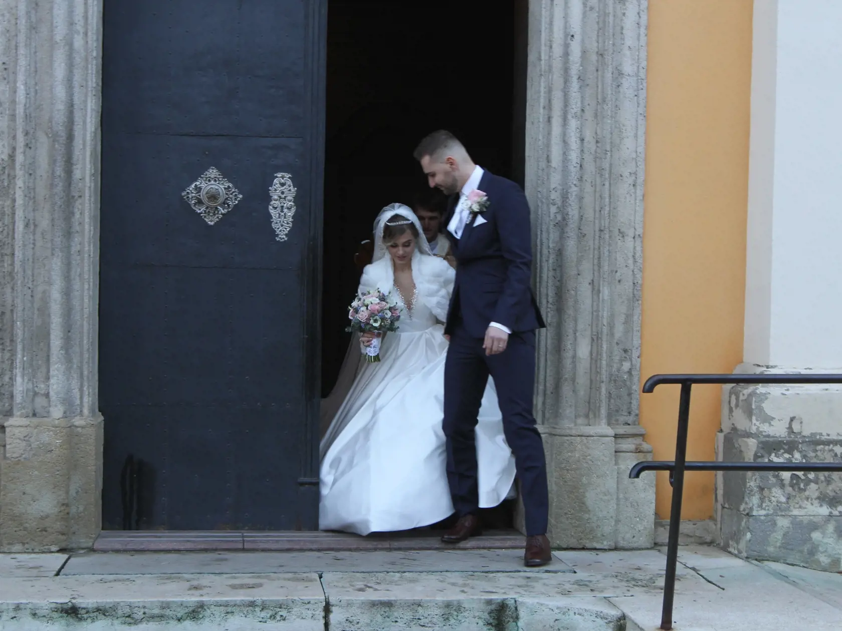 Dominika Stará má za sebou konečne svoj vysnívaný svadobný deň. V kostole Nenebovzatia Panny Márie v Šamoríne, si vzala Michala Jurenu.