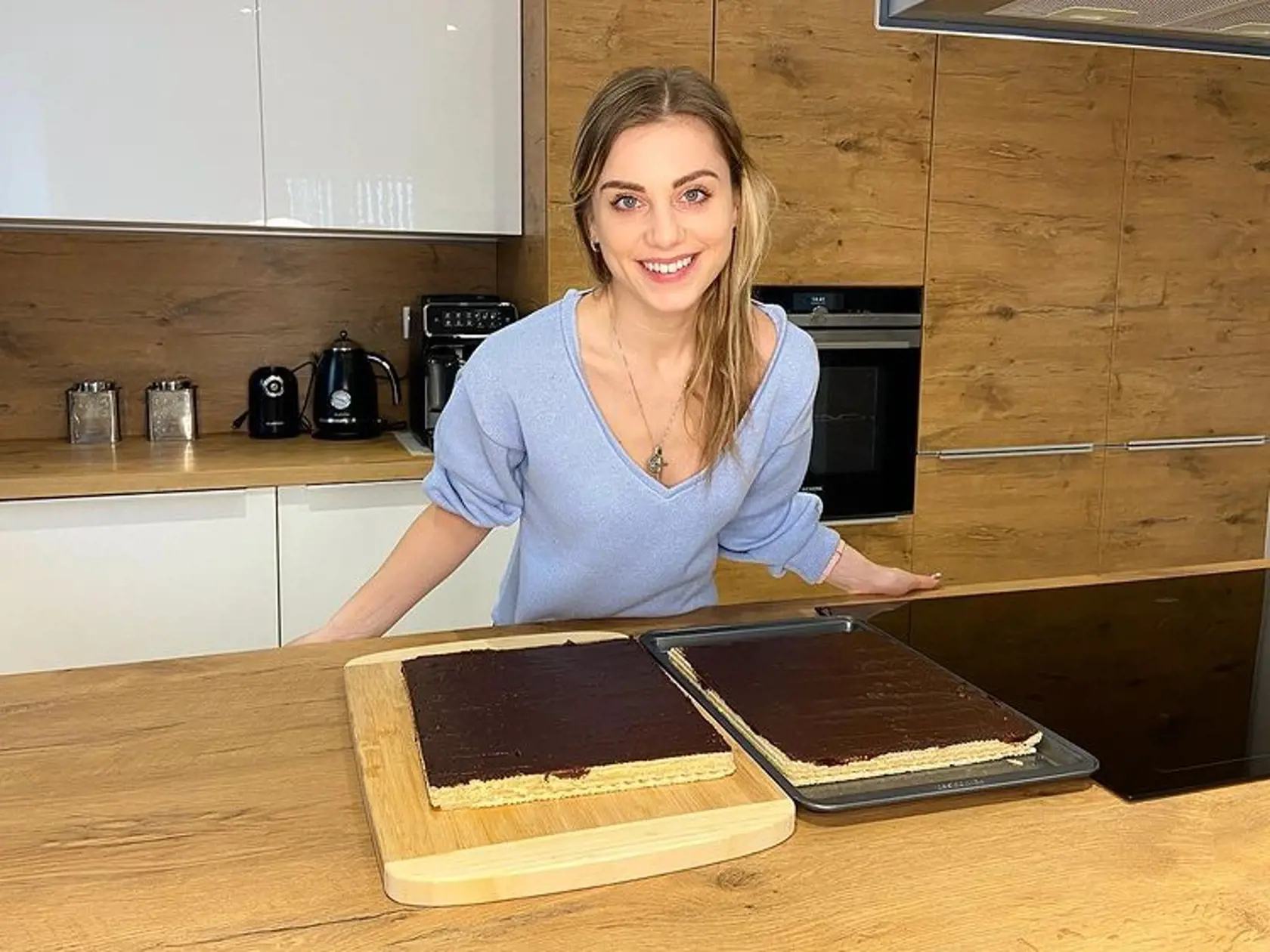 Dominika Stará vo svojej modernej kuchyni. Po príprave čokoládovej dobroty ju nezabudla vydrhnúť, vidno, že na poriadku jej záleží. Tu musí byť radosť variť a piecť!