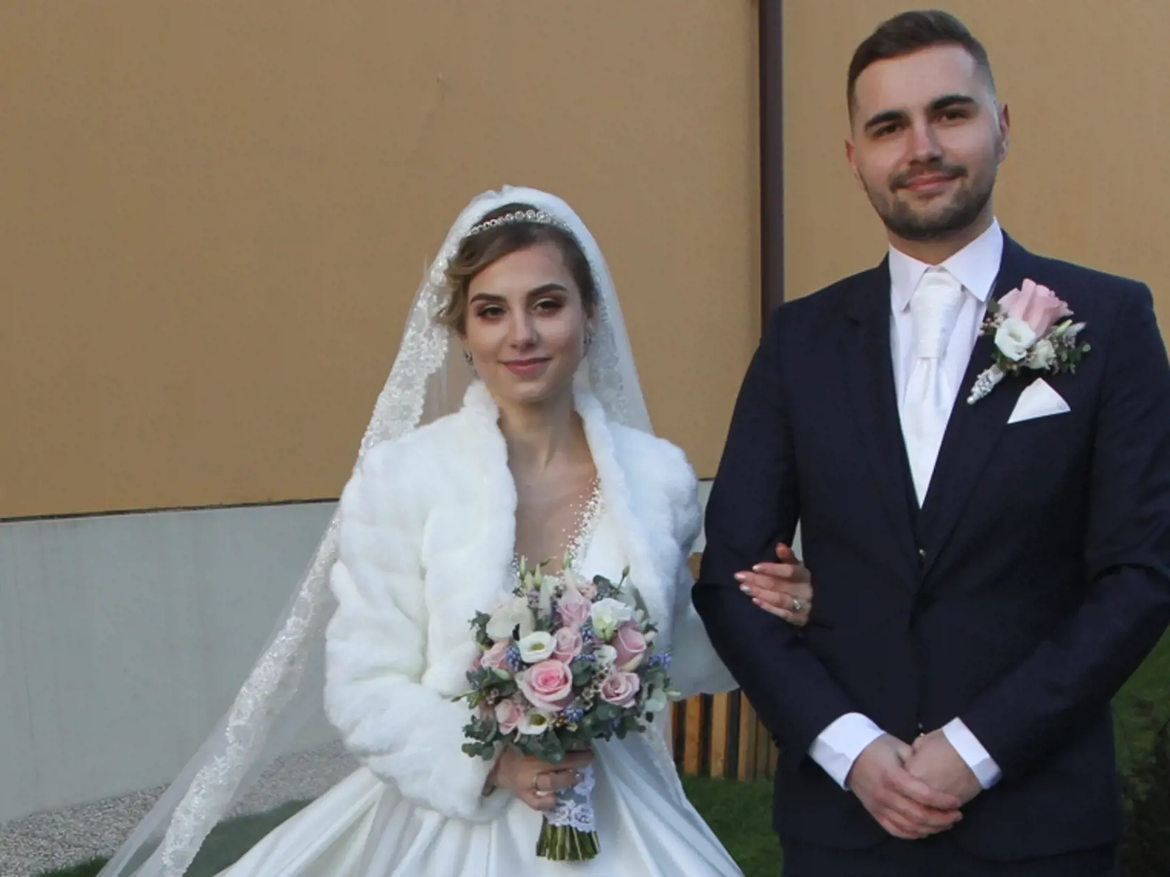 Dominika Stará má za sebou konečne svoj vysnívaný svadobný deň. V kostole Nenebovzatia Panny Márie v Šamoríne, si vzala Michala Jurenu.