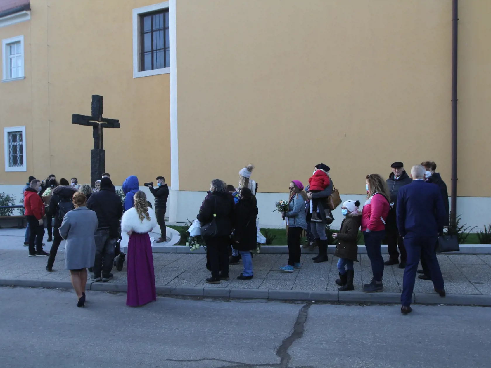 Dominika Stará má za sebou konečne svoj vysnívaný svadobný deň. V kostole Nenebovzatia Panny Márie v Šamoríne, si vzala Michala Jurenu.