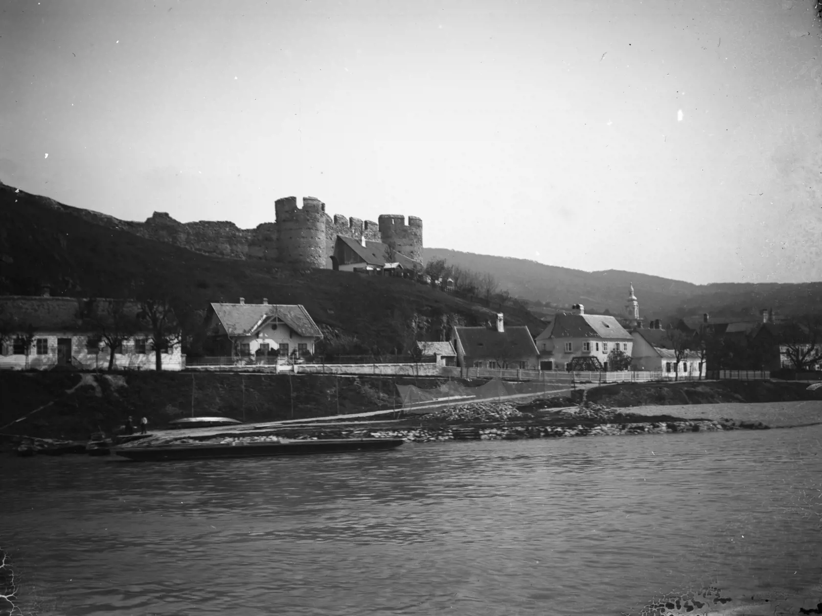Pohľad na hrad Devín.