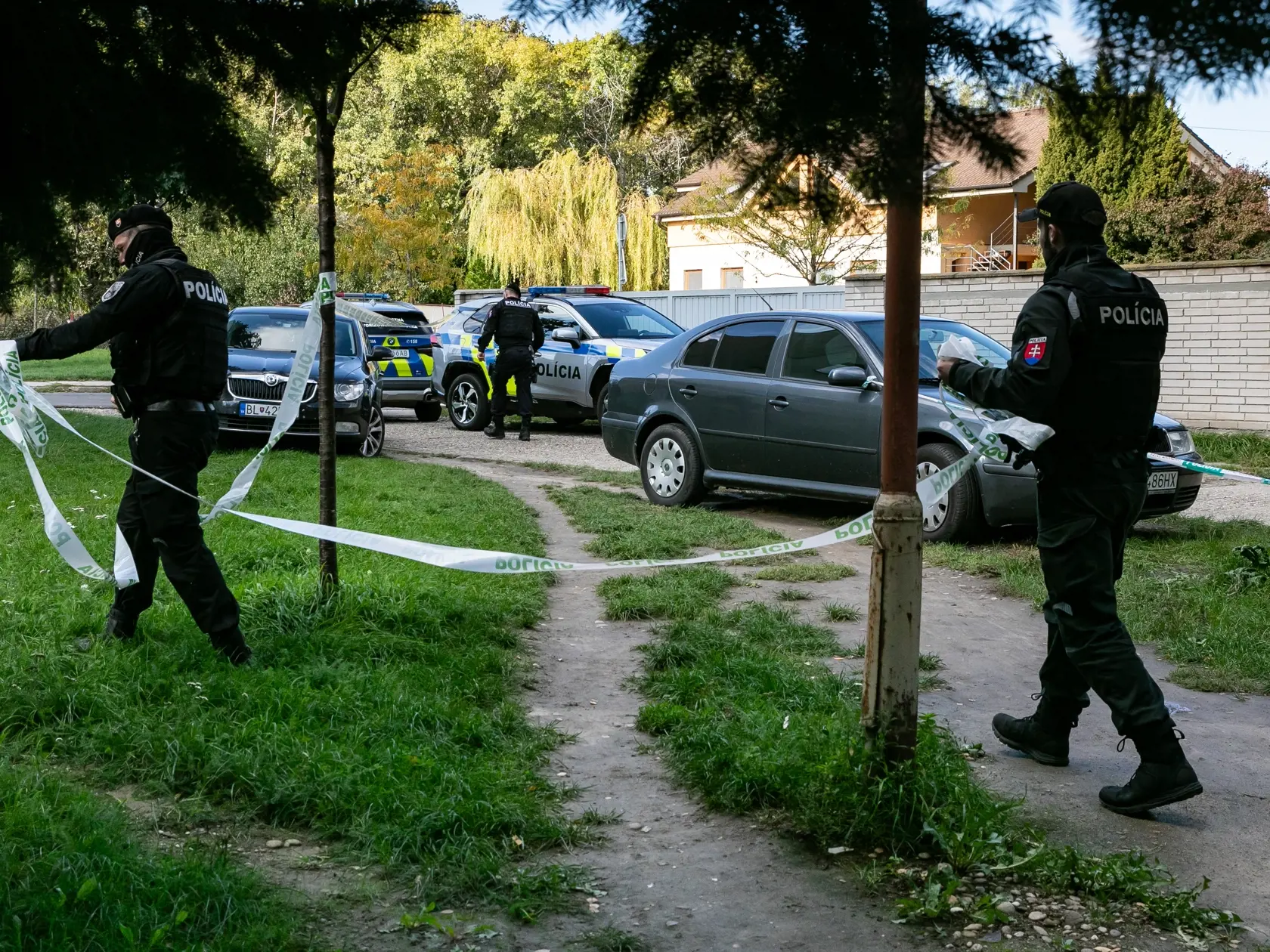 "Vyšetrovateľ KR PZ v Trnave začal vo veci trestné stíhanie pre obzvlášť závažný zločin vraždy. V súčasnej dobe vykonávame procesné úkony. Viac informácií nemôžeme zatiaľ poskytnúť," informovala hovorkyňa Krajského riaditeľstva Policajného zboru v Trnave Veronika Dachová.