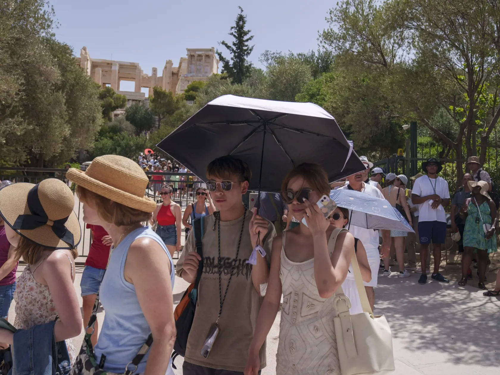 JB 27 Atémy - Turisti vychádzajú zo starobylej Akropoly v centrálnych Aténach 12. júna 2024. Aténska Akropola, najnavštevovanejšie turistické miesto v Grécku, bude v stredu počas najväčších horúčav pre verejnosť zatvorená, oznámilo tamojšie ministerstvo kultúry. TASR o tom informuje podľa agentúry AFP. Akropola bude uzavretá od 12.00 do 17.00 h miestneho času. V stredu a vo štvrtok počas prvej tohtoročnej vlny horúčav očakávajú v Aténach teplotu až 43 stupňov Celzia, spresnilo ministerstvo. Horú