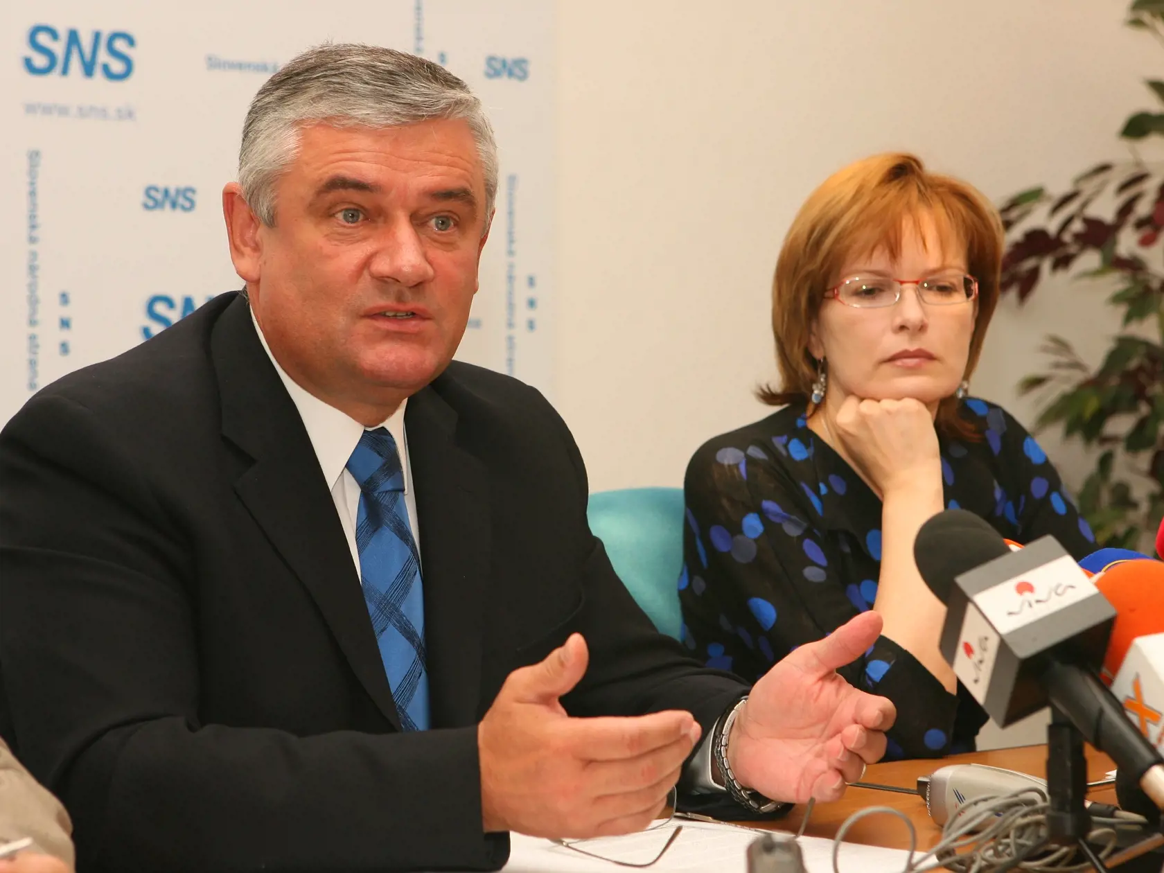 V relácii týždenníka Plus 7 dní však prekvapil. "Na 27. januára som zvolal politické strany, ktoré majú pod 5 percent do sídla SNS. Bude tam pán Radačovský, pán Stopka, pán Huliak či predstavitelia komunistickej strany. V druhom kole sa budeme rozprávať s ľuďmi, ktorí jednoducho majú nejaký politický výtlak. Od Anny Belousovovej po všetkých," poodhalil svoje zámery Danko.