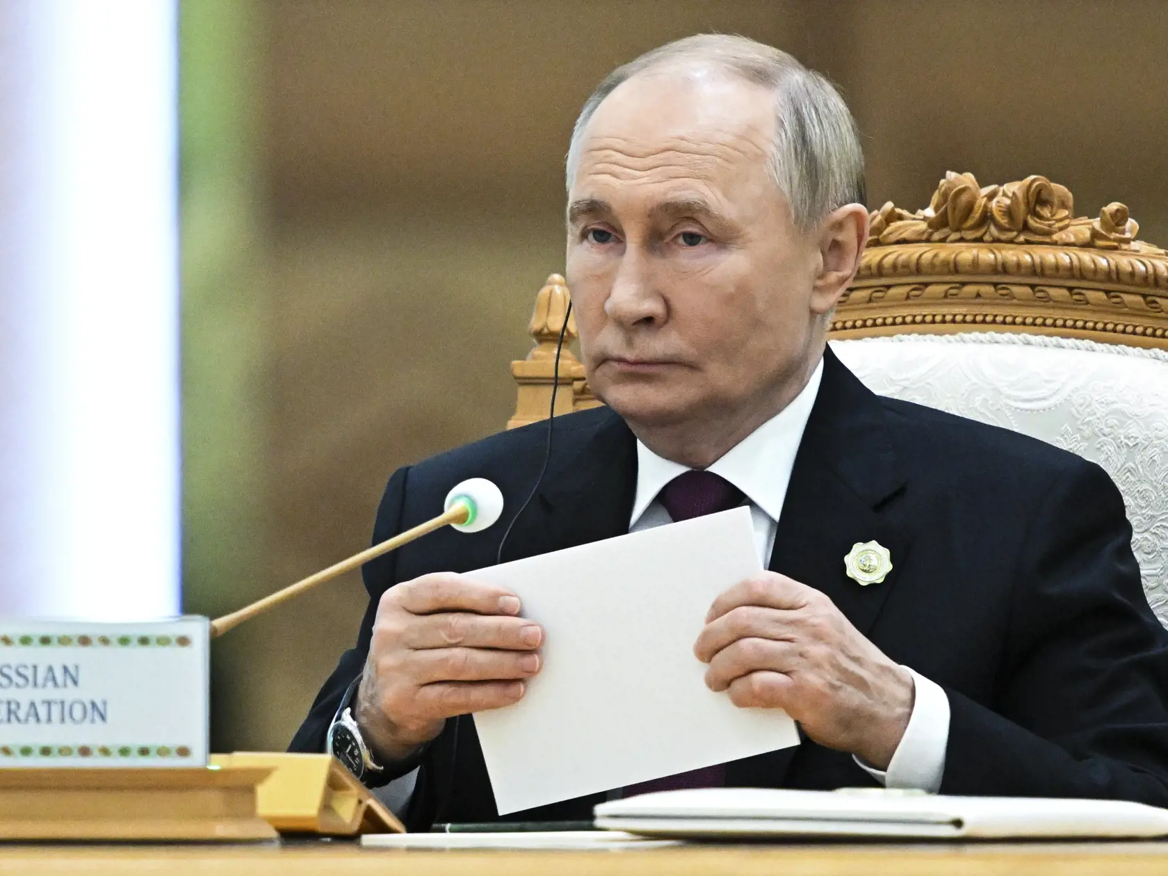 Ruský prezident Vladimir Putin počúva na medzinárodnom fóre s názvom "Prepojenie času a civilizácií - základ mieru a rozvoja", ktoré sa koná pri príležitosti 300. výročia narodenia významného turkménskeho básnika a mysliteľa Magtymgulyho Fragiho v Ašchabade v  piatok 11. októbra 2024. Putin sa tu v piatok stretne so svojím iránskym náprotivkom Masúdom Pezeškijánom.