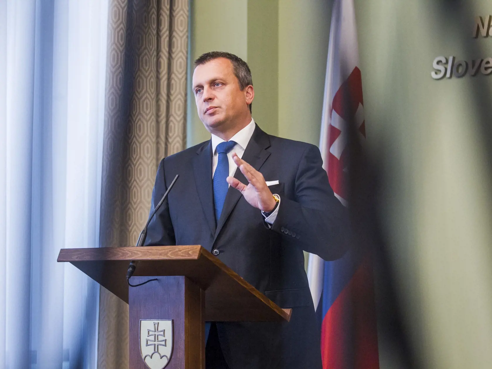 Mimoparlamentná SNS chce vytvoriť slovenský opozičný blok politických strán. Andrej Danko už avizoval, že SNS osloví menšie relevantné politické strany s ponukou spojenia síl. Plánuje tým zabrániť súčasným koaličným stranám v opätovnom prevzatí moci. "Musíme vytvoriť slovenský opozičný blok. Verím, že potom už nebude žiadna šanca, aby sa títo ľudia vrátili," skonštatoval.