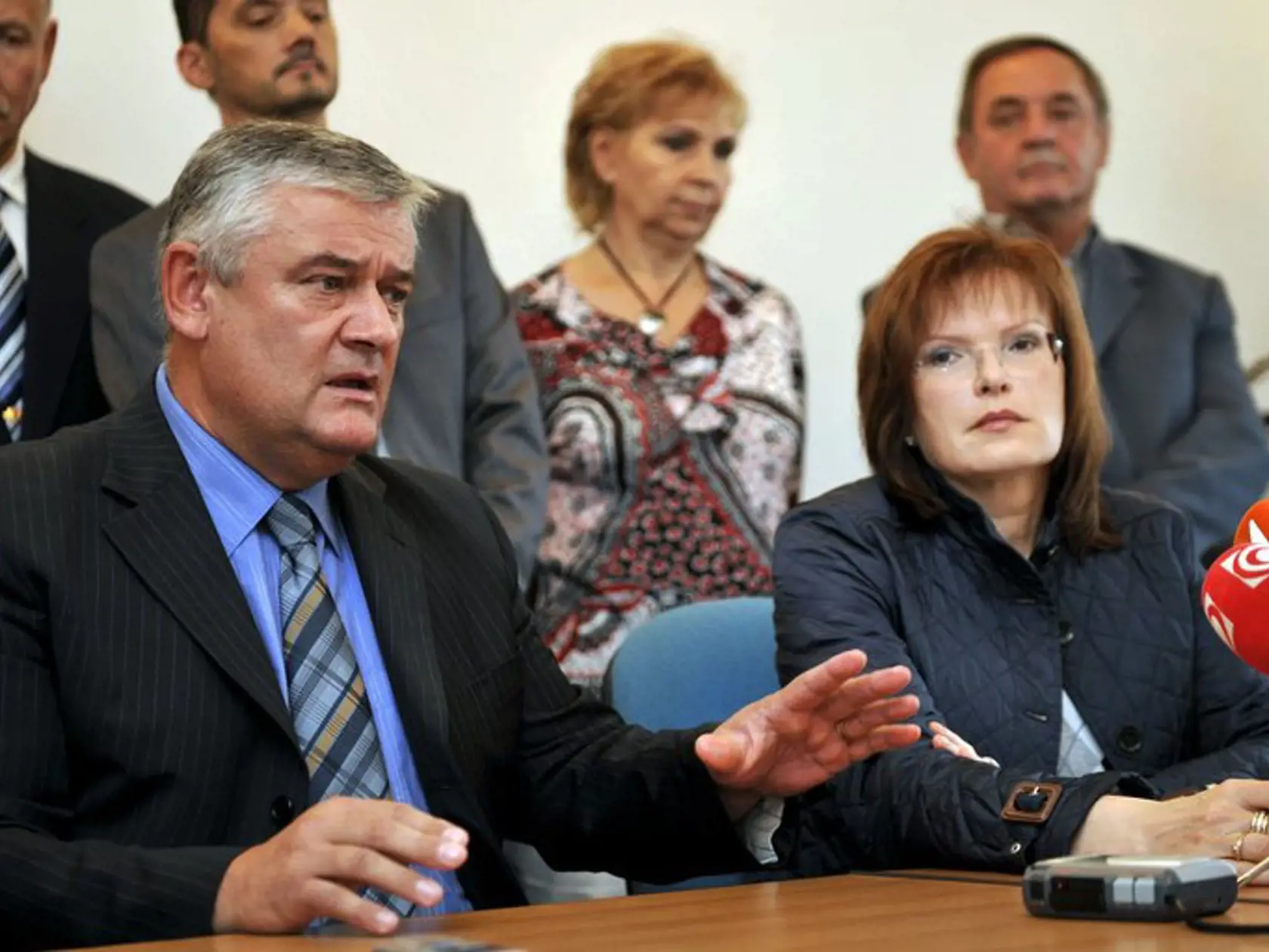 "To sú zrejme úvahy pána Danka a k nim sa ja vyjadrovať nebudem," povedala nášmu denníku, pričom si neodpustila štipľavú poznámku. "Pán Danko by si mal sypať popol na hlavu za to, čo urobil so Slovenskou národnou stranou," doplnila s dôvetkom, že by bolo lepšie, ak by z politiky odišiel.
