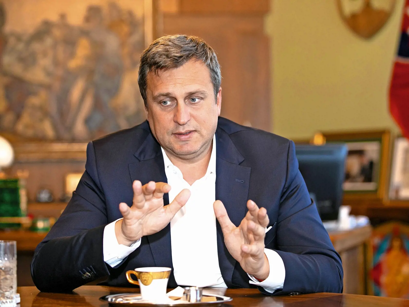 Podľa vlastných slov však rešpektuje aj rozhodnutie niektorých opozičných strán ísť do parlamentných volieb samostatne. Za prirodzených partnerov zjavne považuje predovšetkým lídra mimoparlamentnej strany Hlas Petra Pellegriniho (47) a šéfa smerákov Roberta Fica (58), s ktorými naďalej diskutuje.