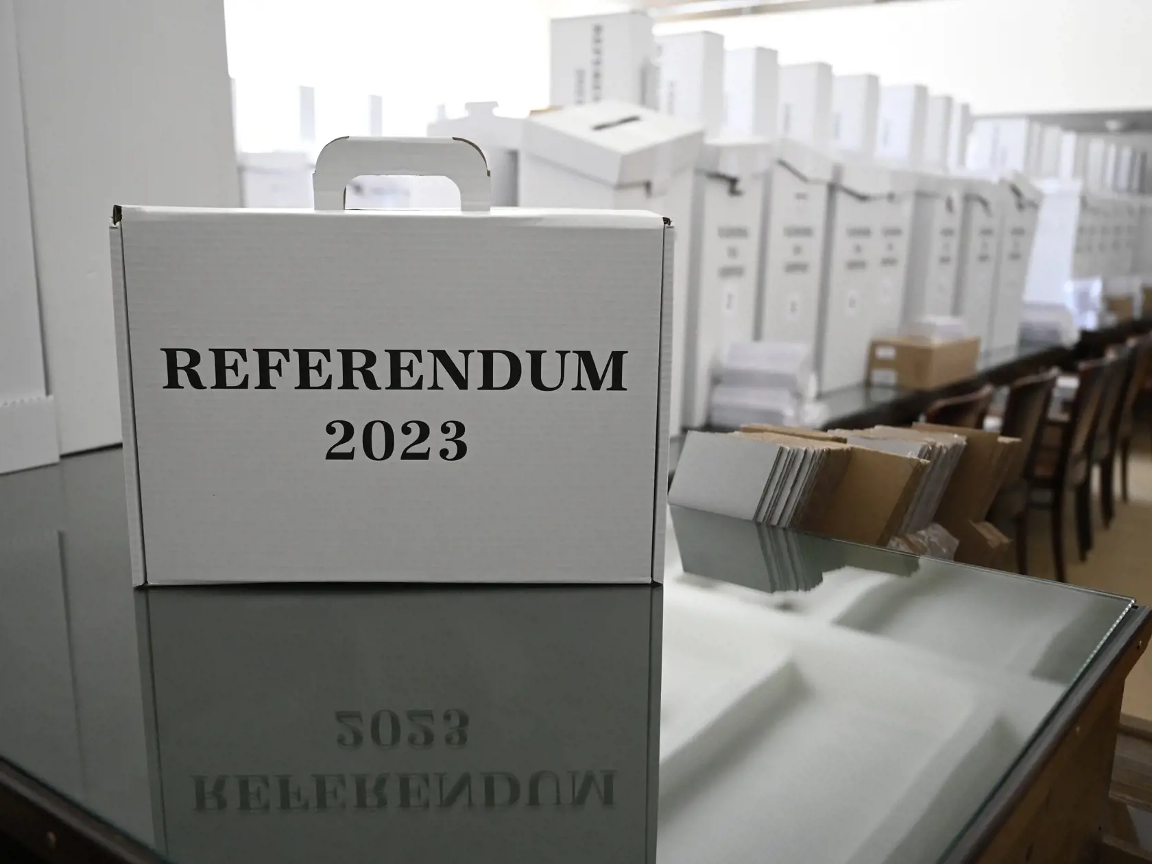 Na snímke prenosná volebná schránka a ďalšia výbava pre okrskové volebné komisie pre nadchádzajúce referendum.