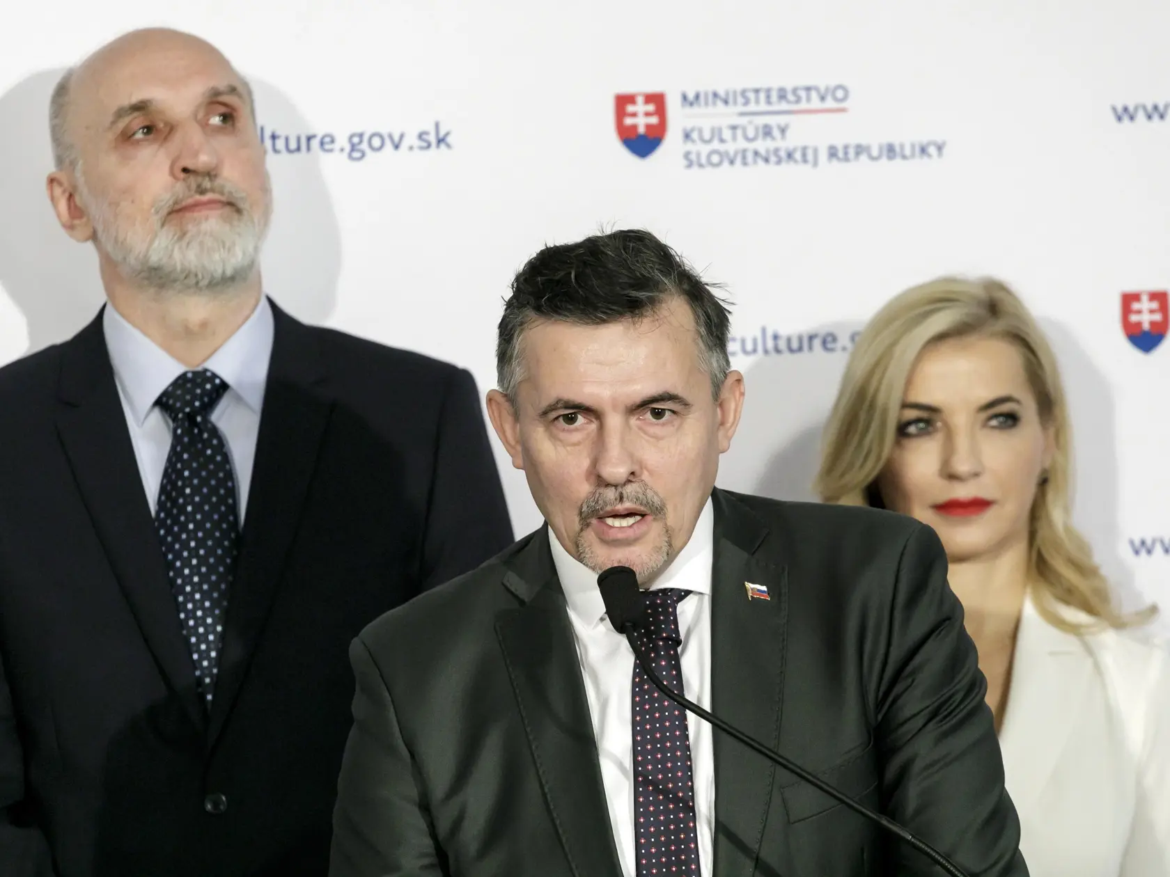 Na snímke ministerka kultúry SR Martina Šimkovičová (vpravo, nominantka SNS), generálny tajomník služobného úradu Ministerstva kultúry (MK) SR Lukáš Machala (uprostred) a dočasne poverený generálny riaditeľ Slovenskej národnej galérie (SNG) Jaroslav Niňaj (vľavo) počas tlačovej konferencie k výsledkom auditu v Slovenskej národnej galérii v Bratislave v stredu 11. decembra 2024.