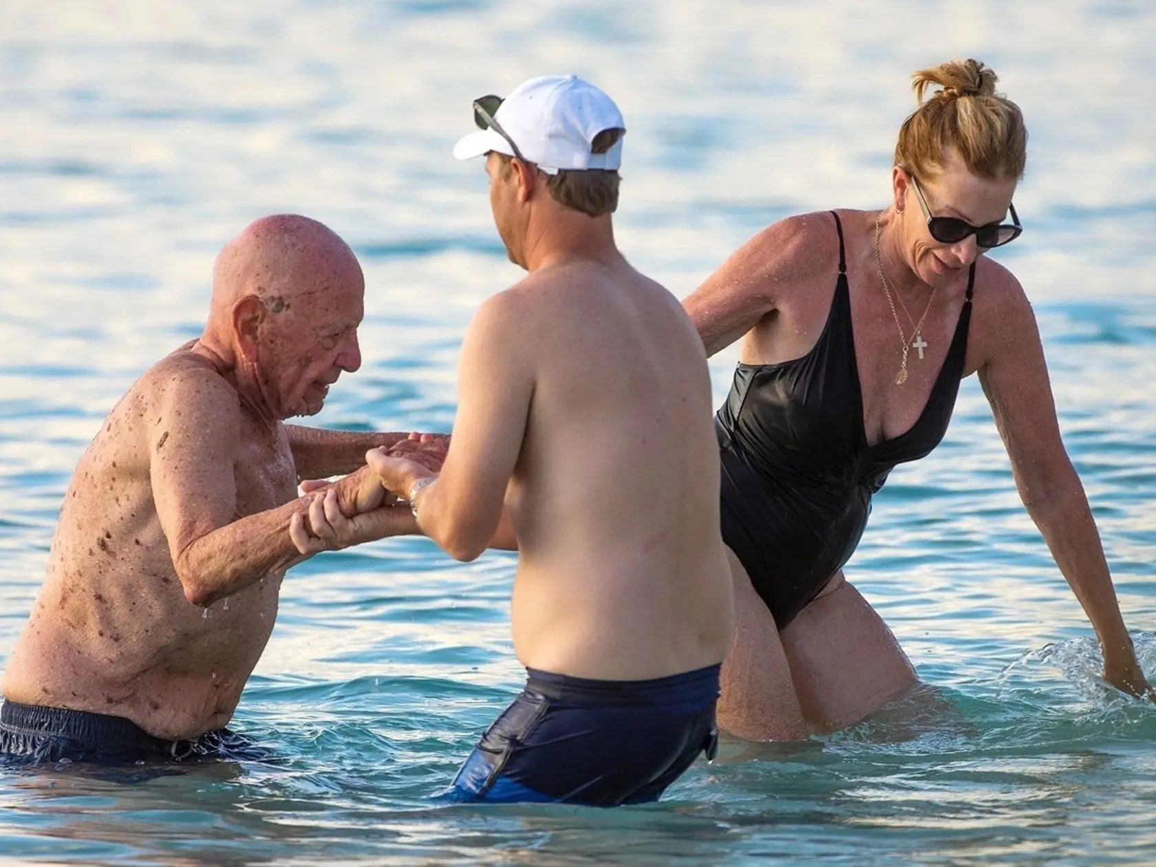 Miliardár a mediálny magnát Rupert Murdoch (91) si stále užíva na plážach na Barbadose. Spoločnosť mu tu robí Ann-Lesley Smith (66), vdova po hviezde americkej country hudby Chesterovi Smithovi. Tá sa predviedla na pláži v čiernych plavkách.