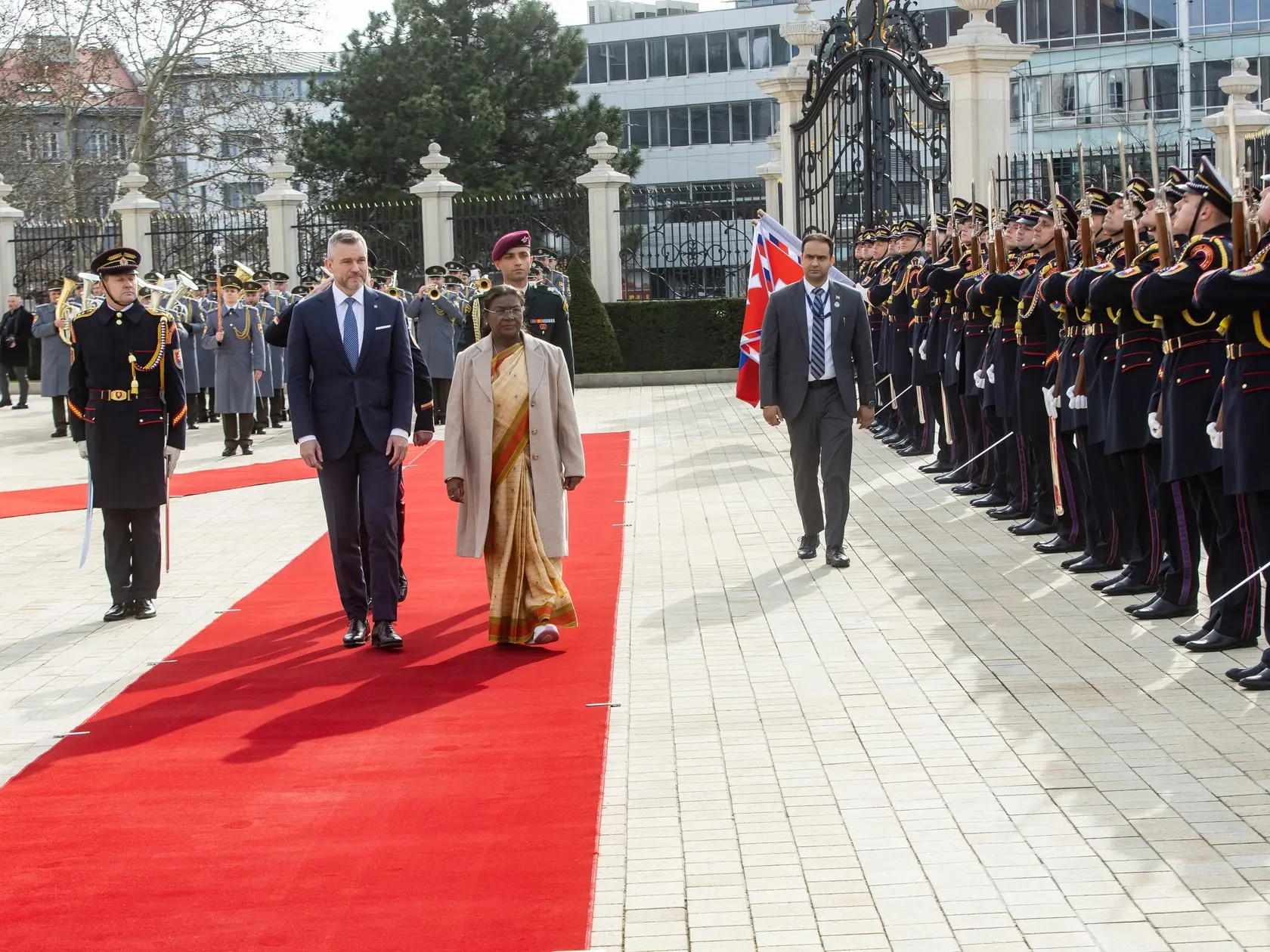Prezident SR Peter Pellegrini víta v Grasalkovičovom paláci prezidentku Indickej republiky Draupadi Murmúovú.
