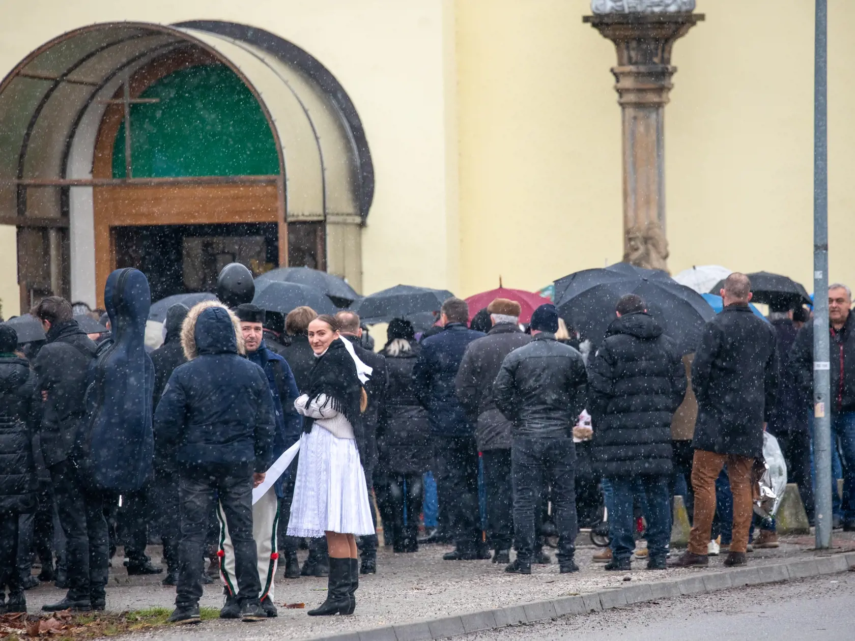 Na snímke je pohreb s huslistom z folklórneho súboru Jánom Rybárom, ktorý prišiel o život pri tragickej nehode. V Žiline sa s ním lúčilo veľké množstvo ľudí.