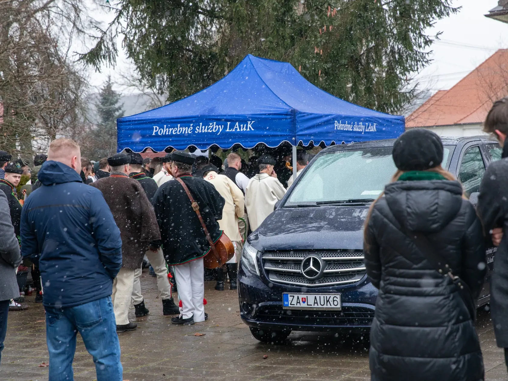 Na snímke je pohreb s huslistom z folklórneho súboru Jánom Rybárom, ktorý prišiel o život pri tragickej nehode. V Žiline sa s ním lúčilo lúčilo veľké množstvo ľudí.