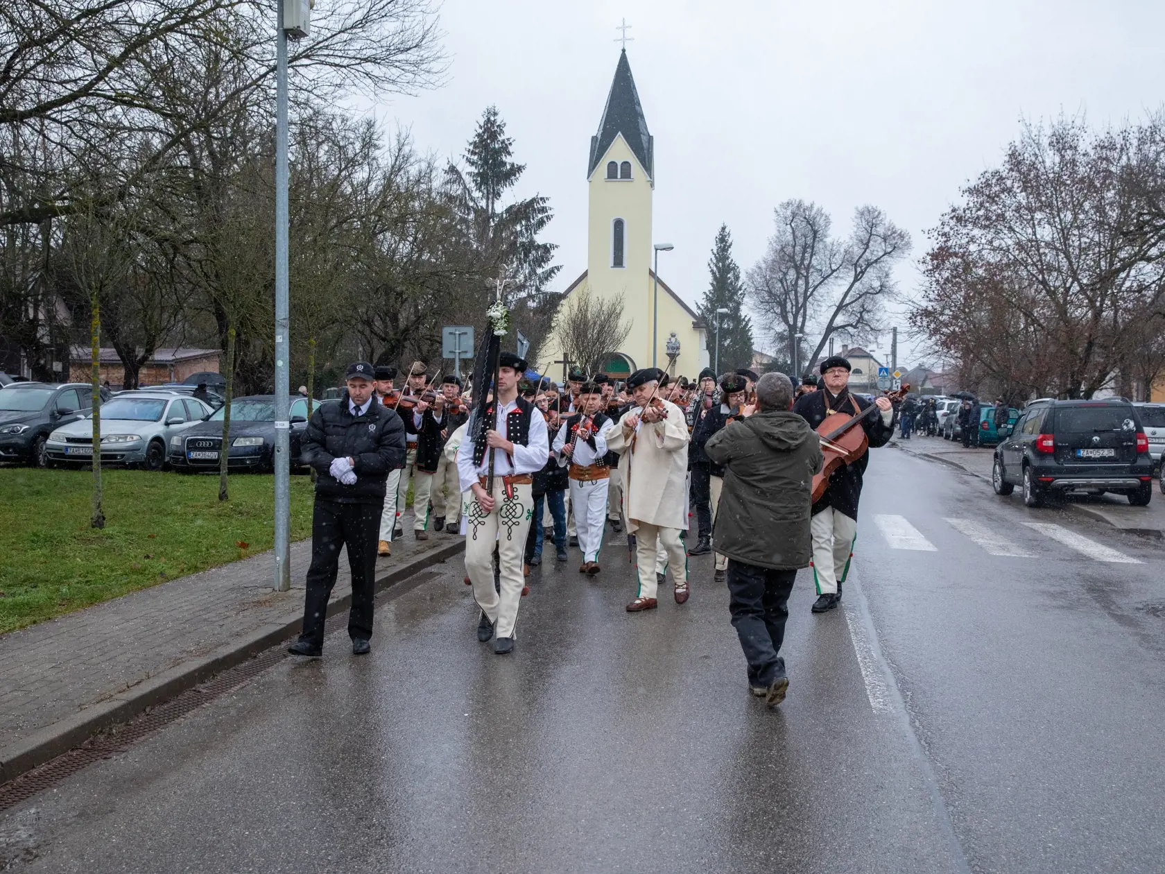 Na snímke je pohreb s huslistom z folklórneho súboru Jánom Rybárom, ktorý prišiel o život pri tragickej nehode. V Žiline sa s ním lúčilo veľké množstvo ľudí.