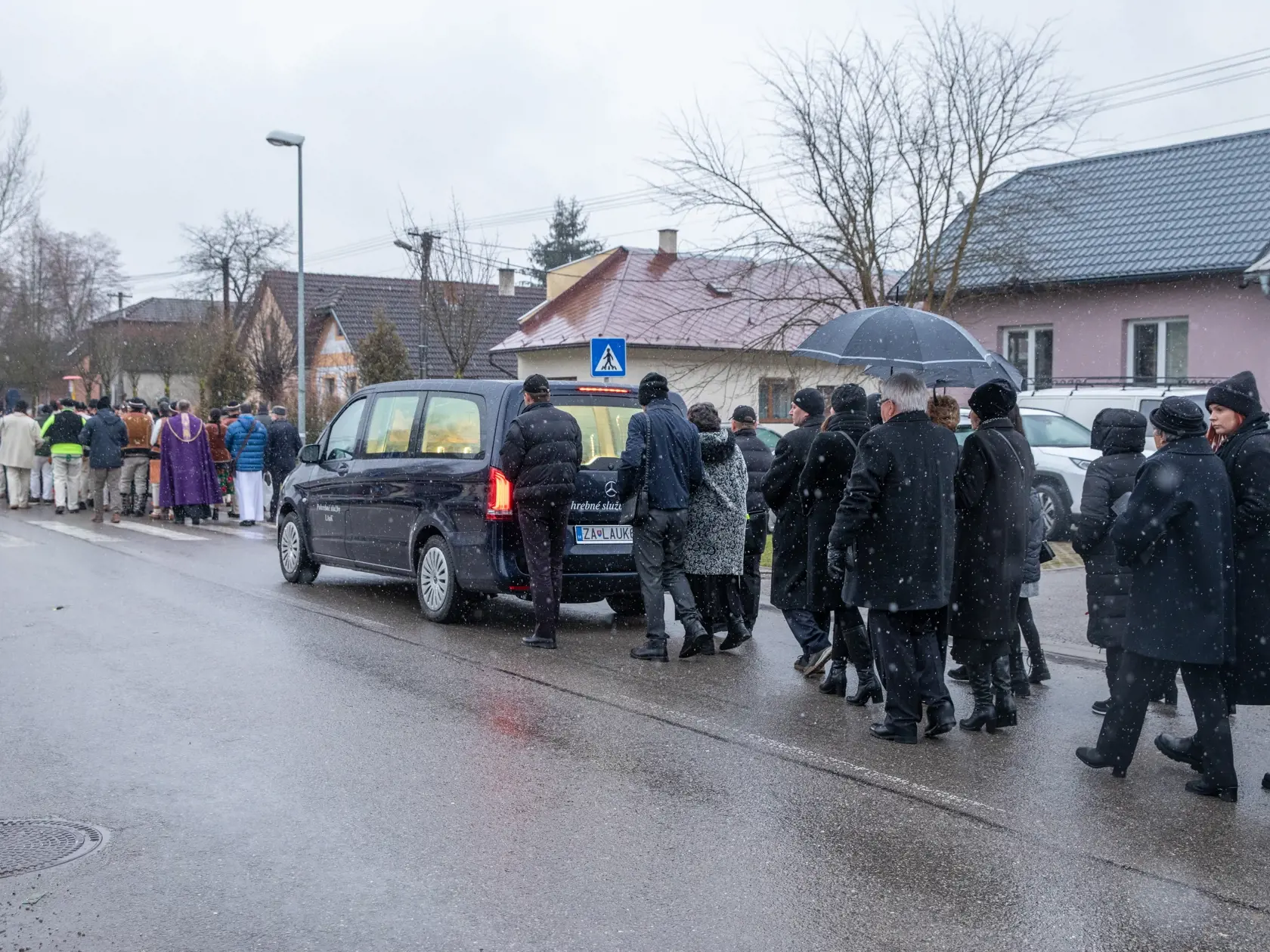 Na snímke je pohreb s huslistom z folklórneho súboru Jánom Rybárom, ktorý prišiel o život pri tragickej nehode. V Žiline sa s ním lúčilo veľké množstvo ľudí.