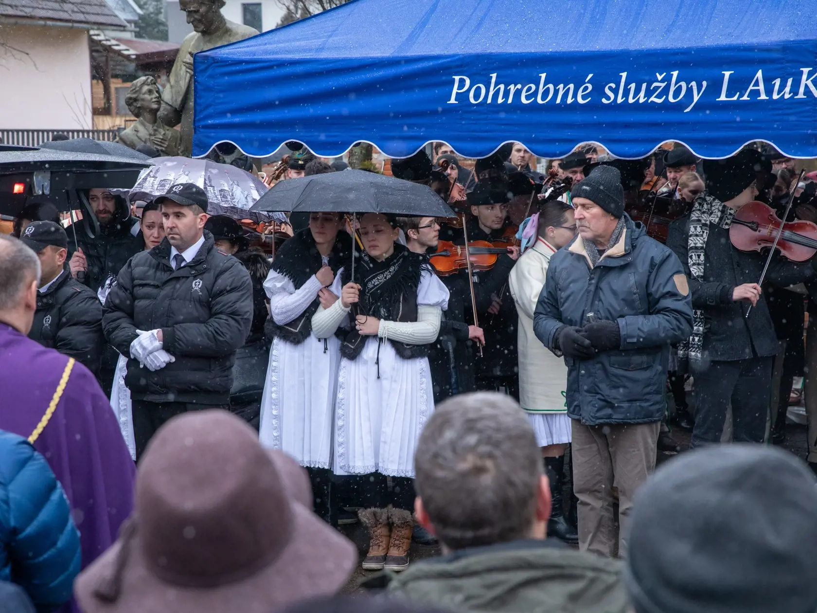 Na snímke je pohreb s huslistom z folklórneho súboru Jánom Rybárom, ktorý prišiel o život pri tragickej nehode. V Žiline sa s ním lúčilo veľké množstvo ľudí.