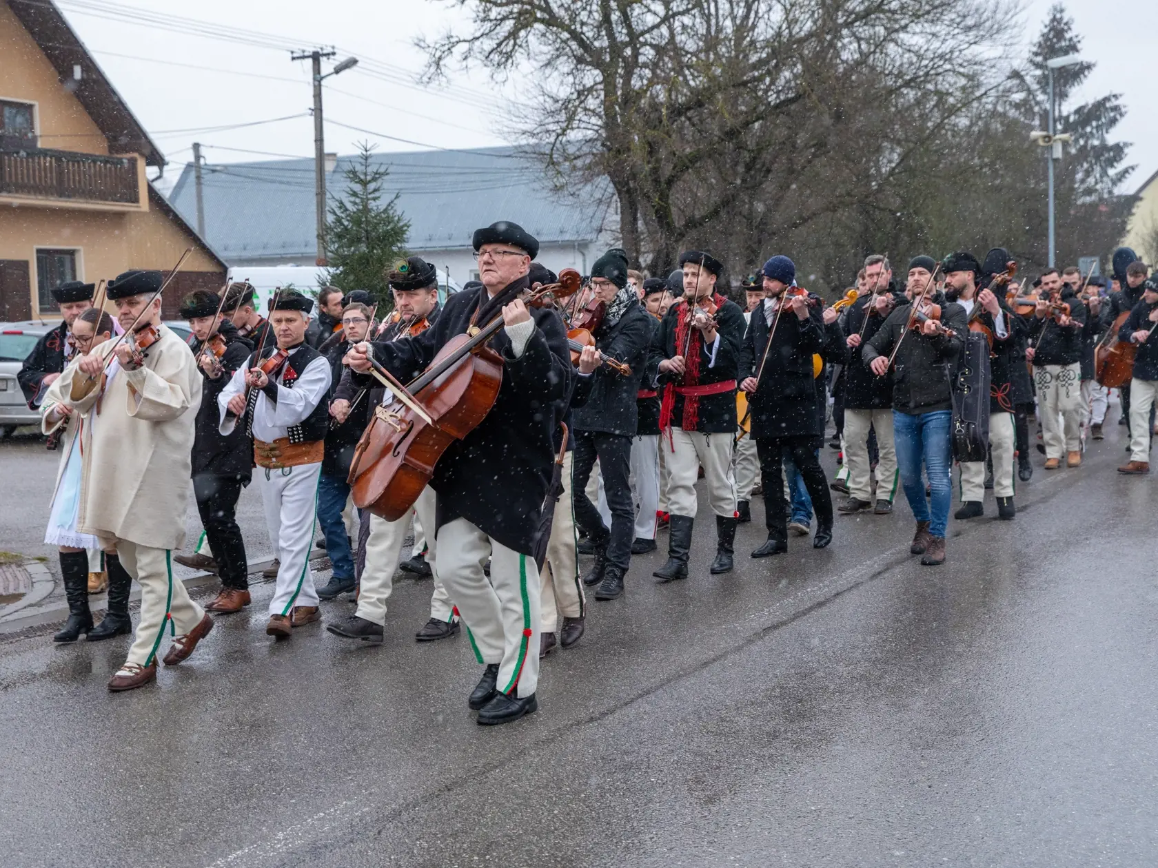 Na snímke je pohreb s huslistom z folklórneho súboru Jánom Rybárom, ktorý prišiel o život pri tragickej nehode. V Žiline sa s ním lúčilo veľké množstvo ľudí.
