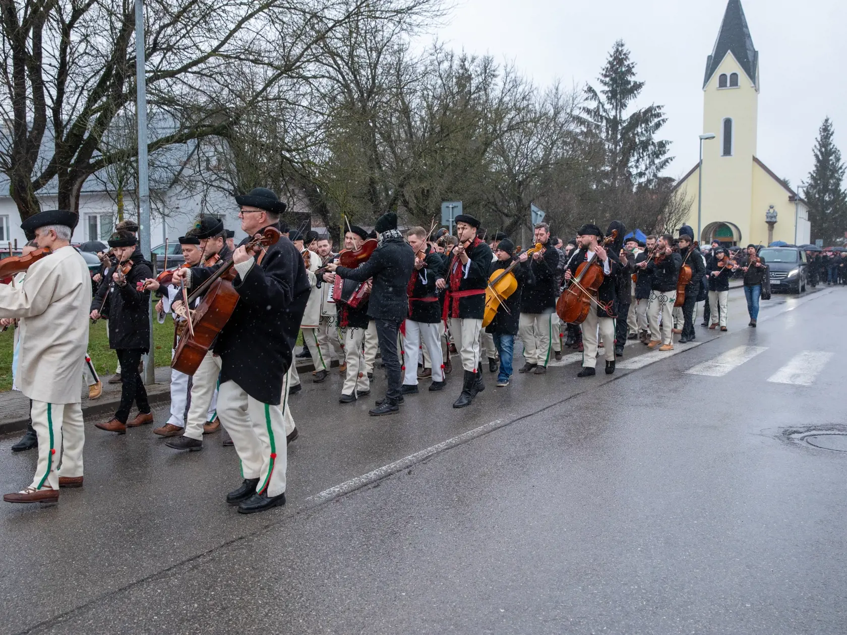 Na snímke je pohreb s huslistom z folklórneho súboru Jánom Rybárom, ktorý prišiel o život pri tragickej nehode. V Žiline sa s ním lúčilo veľké množstvo ľudí.