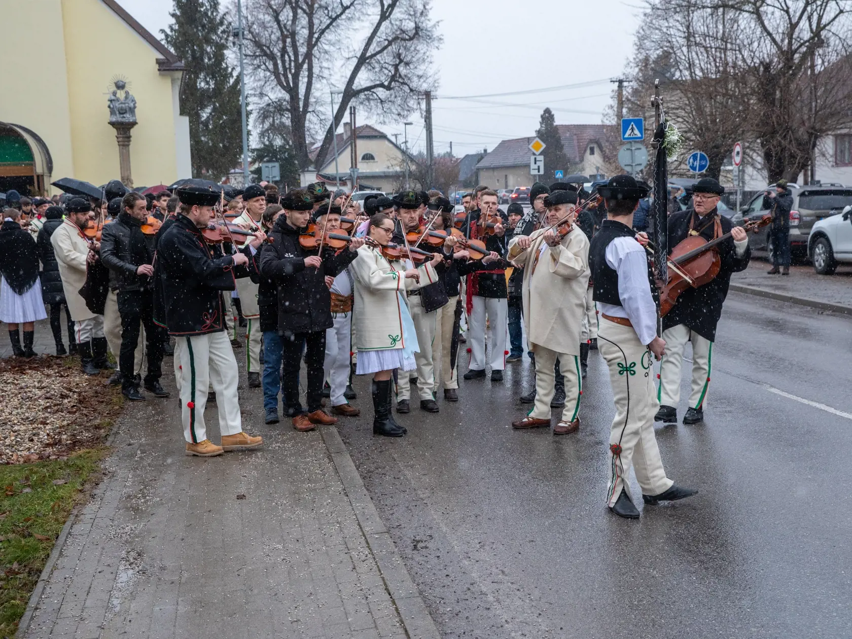 Na snímke je pohreb s huslistom z folklórneho súboru Jánom Rybárom, ktorý prišiel o život pri tragickej nehode. V Žiline sa s ním lúčilo veľké množstvo ľudí.