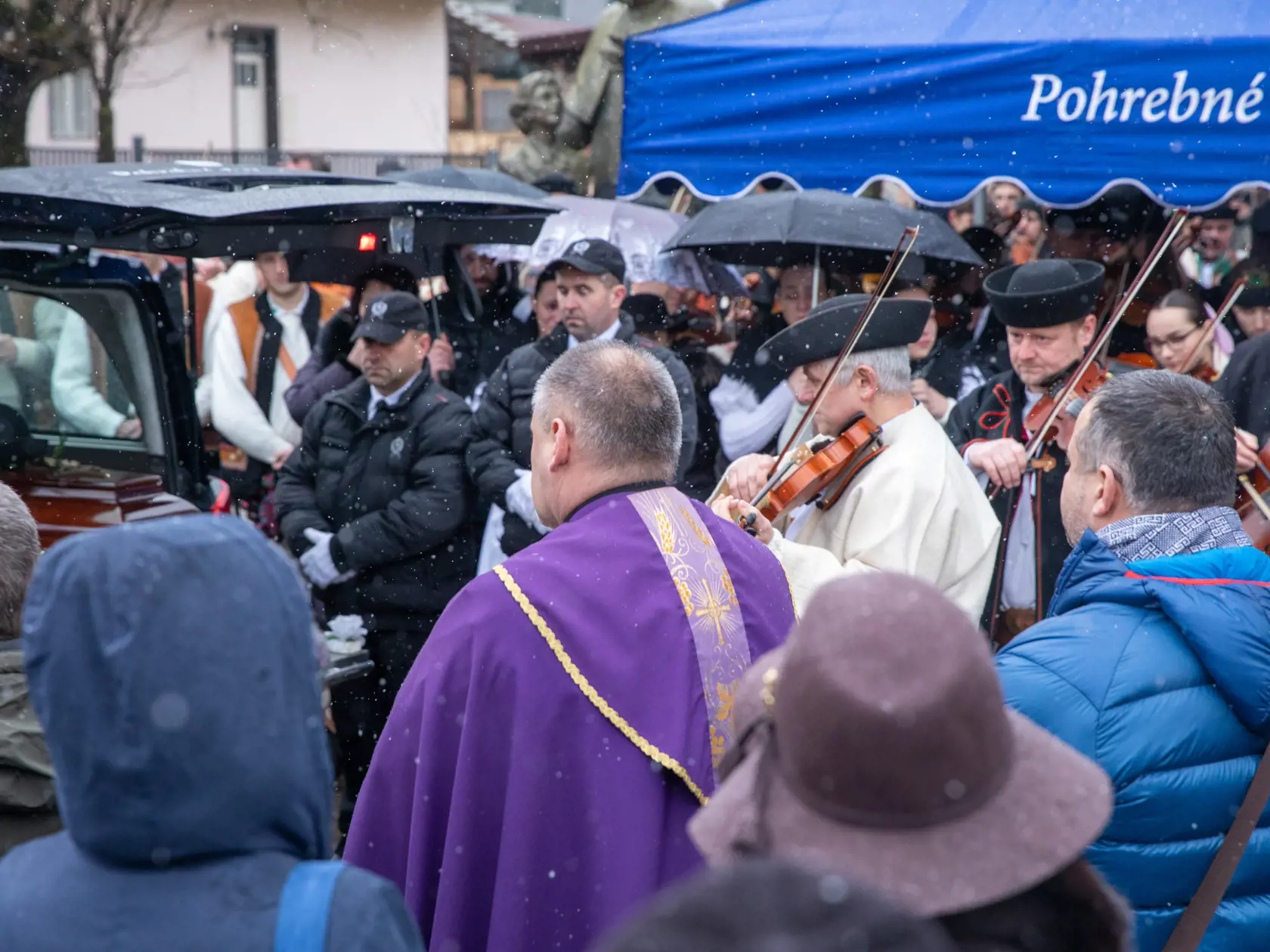 Na snímke je pohreb s huslistom z folklórneho súboru Jánom Rybárom, ktorý prišiel o život pri tragickej nehode. V Žiline sa s ním lúčilo veľké množstvo ľudí.