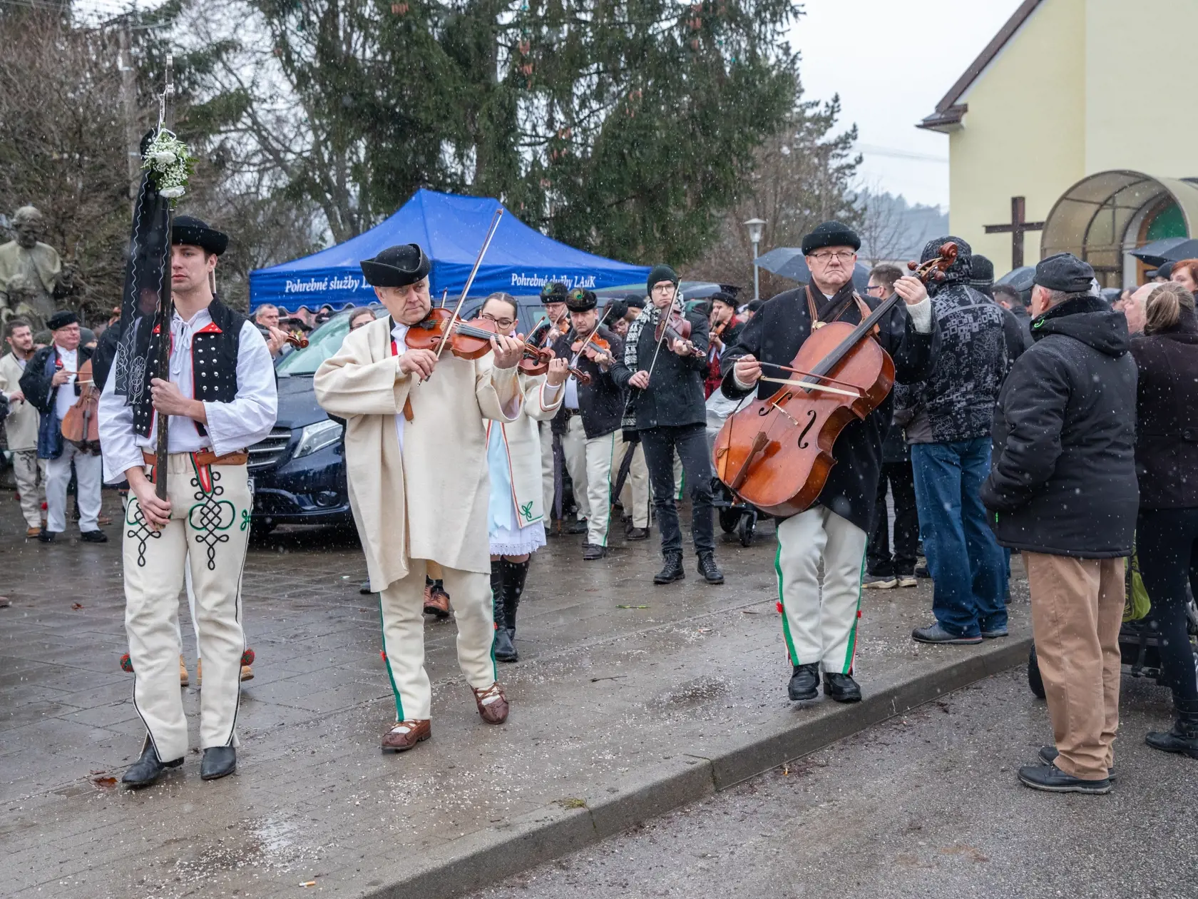 Na snímke je pohreb s huslistom z folklórneho súboru Jánom Rybárom, ktorý prišiel o život pri tragickej nehode. V Žiline sa s ním lúčilo veľké množstvo ľudí.