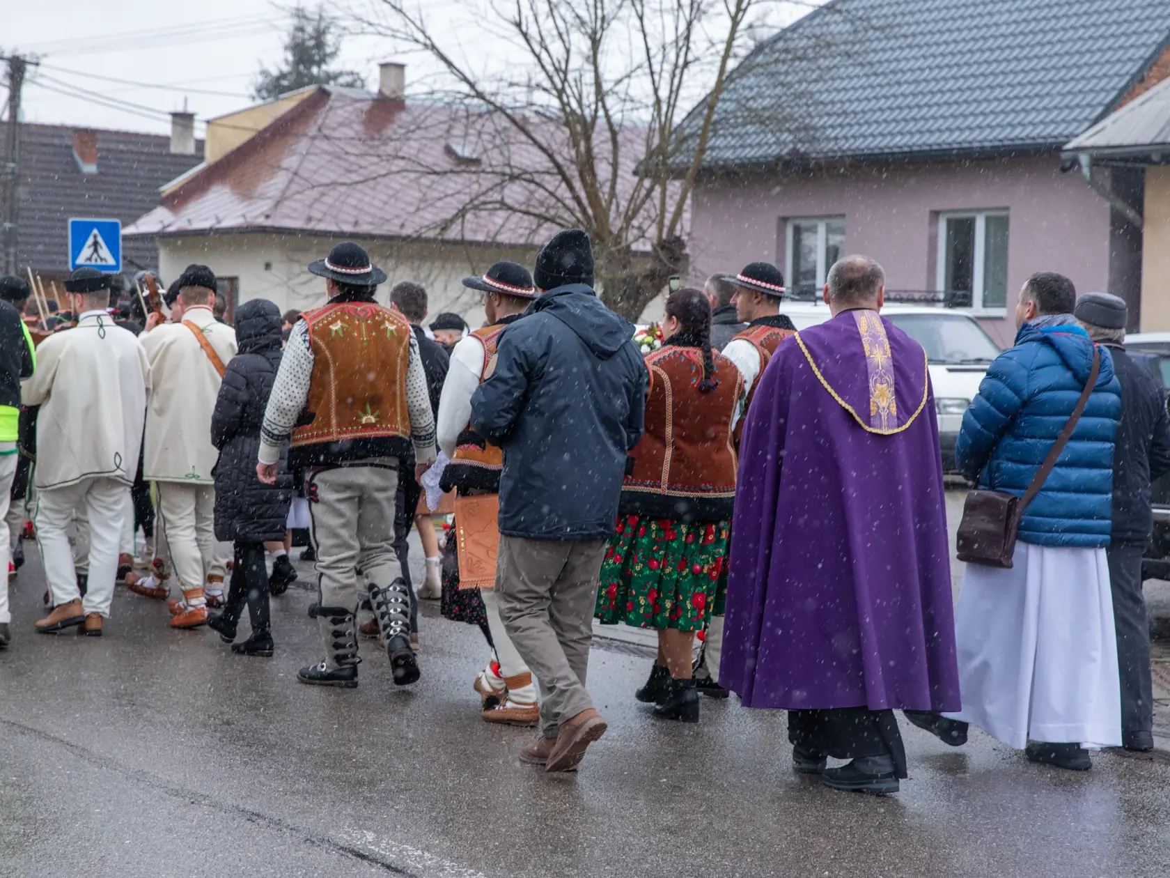 Na snímke je pohreb s huslistom z folklórneho súboru Jánom Rybárom, ktorý prišiel o život pri tragickej nehode. V Žiline sa s ním lúčilo veľké množstvo ľudí.