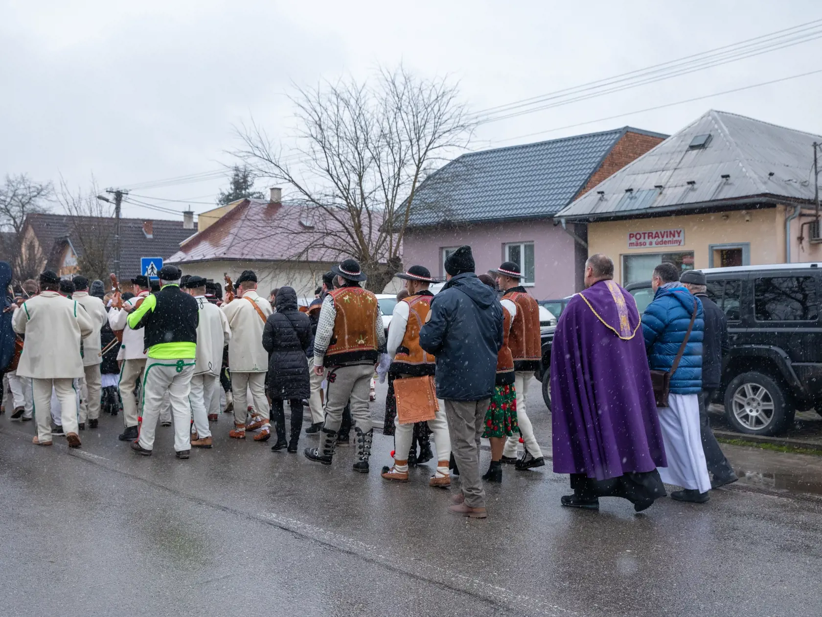 Na snímke je pohreb s huslistom z folklórneho súboru Jánom Rybárom, ktorý prišiel o život pri tragickej nehode. V Žiline sa s ním lúčilo veľké množstvo ľudí.