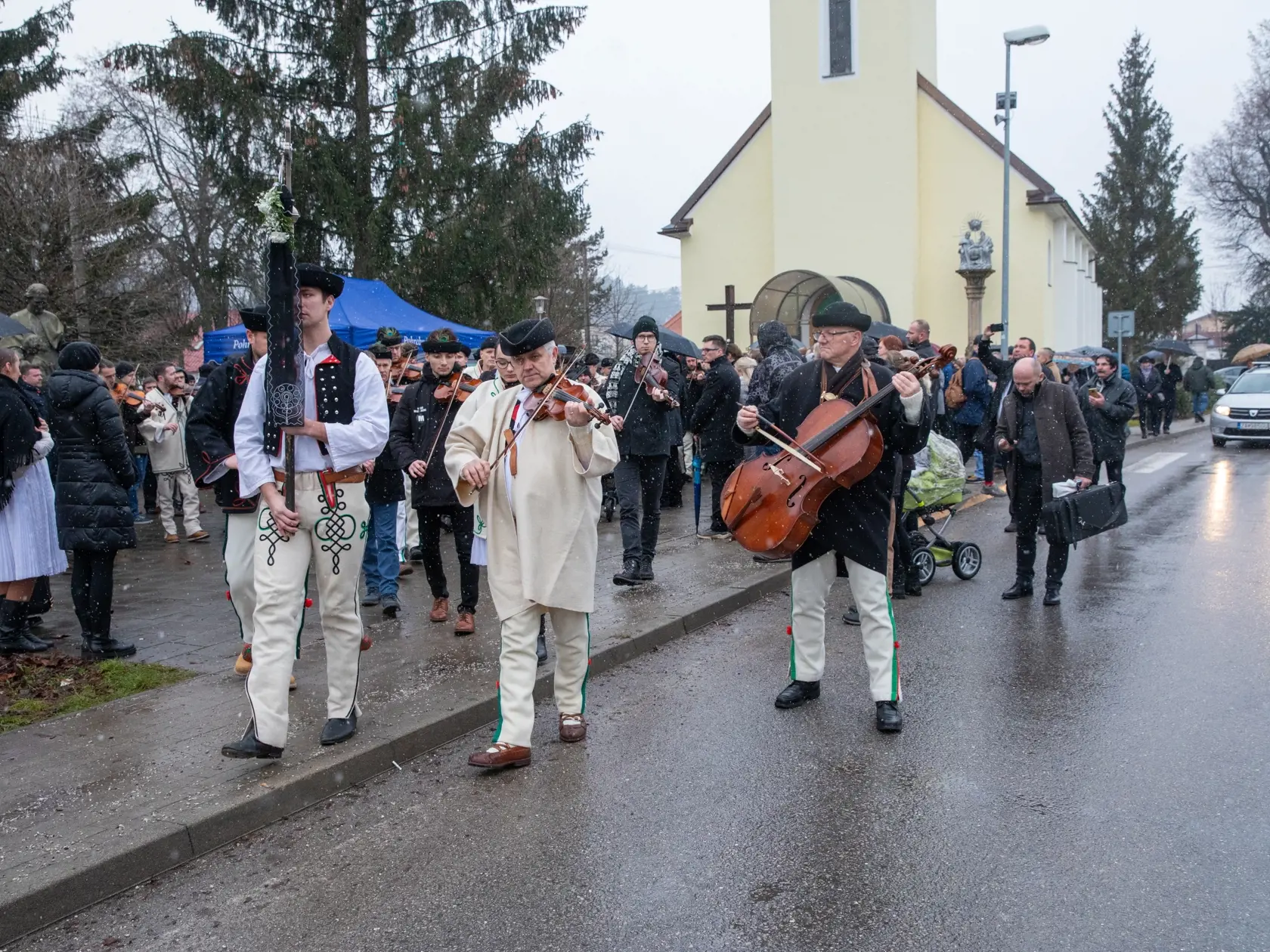 Na snímke je pohreb s huslistom z folklórneho súboru Jánom Rybárom, ktorý prišiel o život pri tragickej nehode. V Žiline sa s ním lúčilo veľké množstvo ľudí.