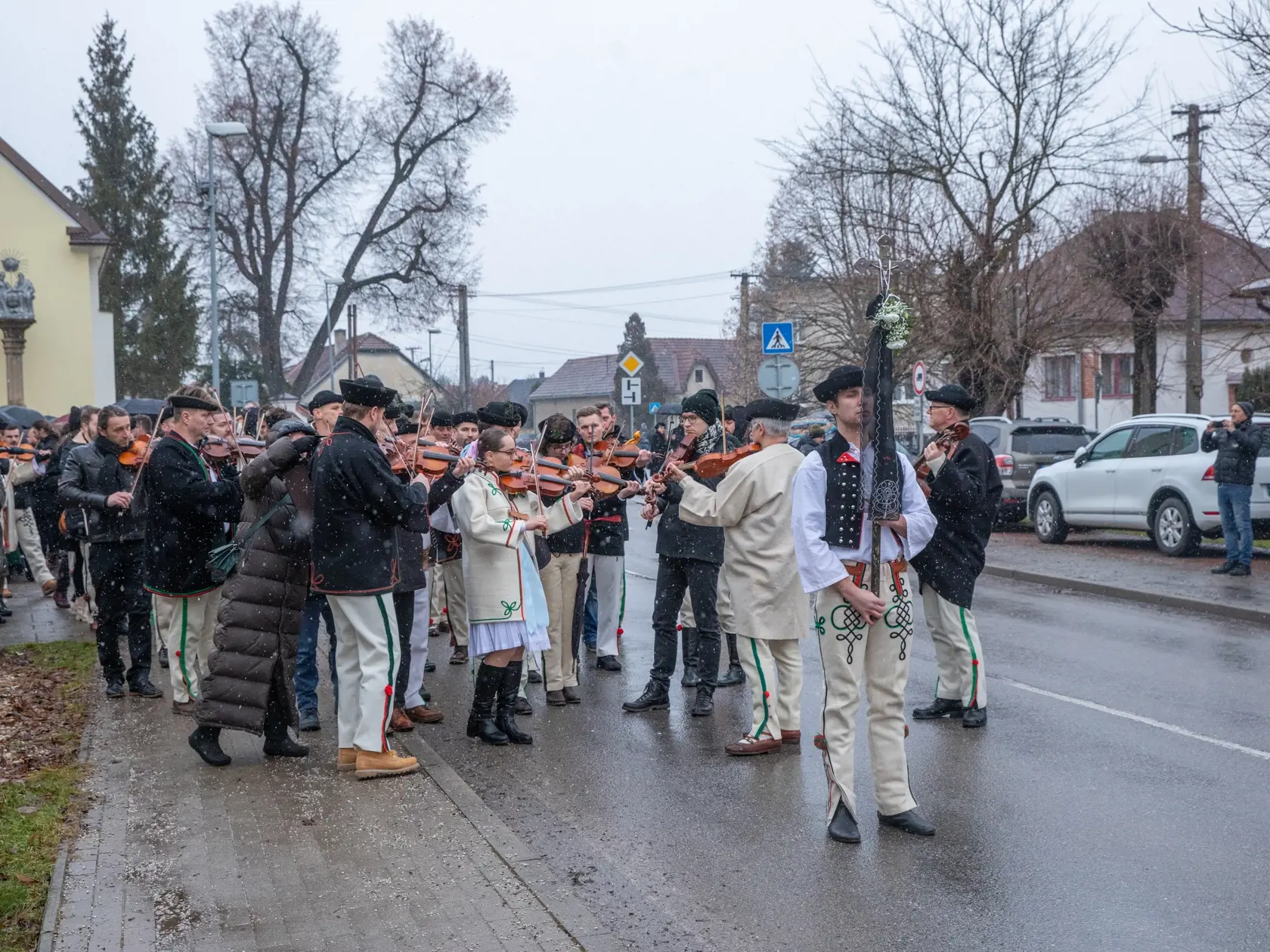 Na snímke je pohreb s huslistom z folklórneho súboru Jánom Rybárom, ktorý prišiel o život pri tragickej nehode. V Žiline sa s ním lúčilo veľké množstvo ľudí.