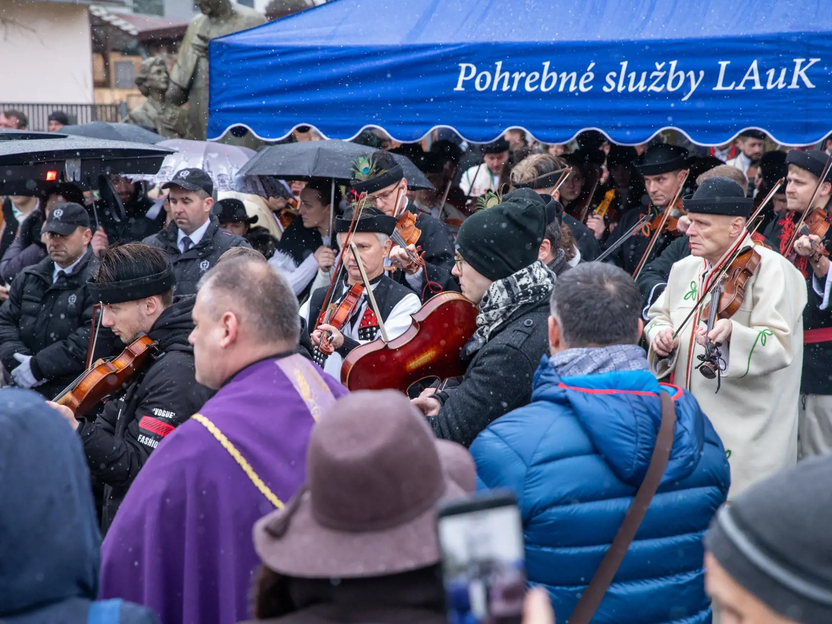 Na snímke je pohreb s huslistom z folklórneho súboru Jánom Rybárom, ktorý prišiel o život pri tragickej nehode. V Žiline sa s ním lúčilo veľké množstvo ľudí.