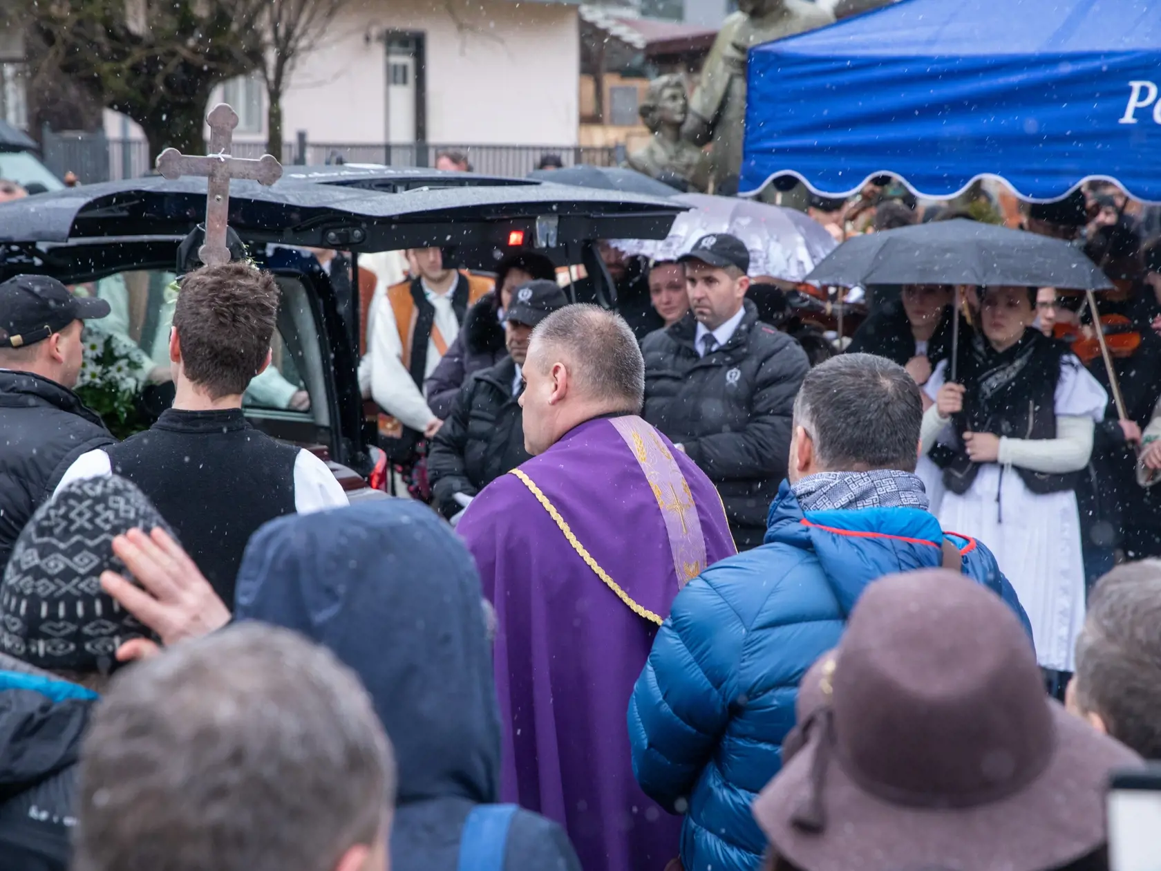 Na snímke je pohreb s huslistom z folklórneho súboru Jánom Rybárom, ktorý prišiel o život pri tragickej nehode. V Žiline sa s ním lúčilo veľké množstvo ľudí.