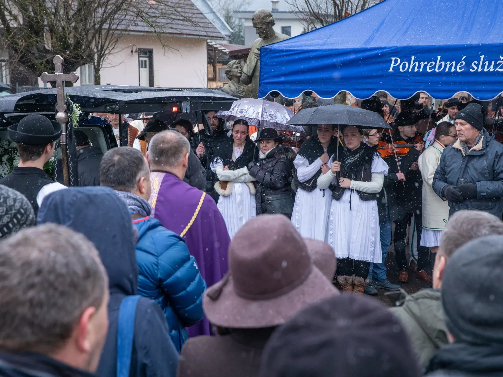 Na snímke je pohreb s huslistom z folklórneho súboru Jánom Rybárom, ktorý prišiel o život pri tragickej nehode. V Žiline sa s ním lúčilo veľké množstvo ľudí.