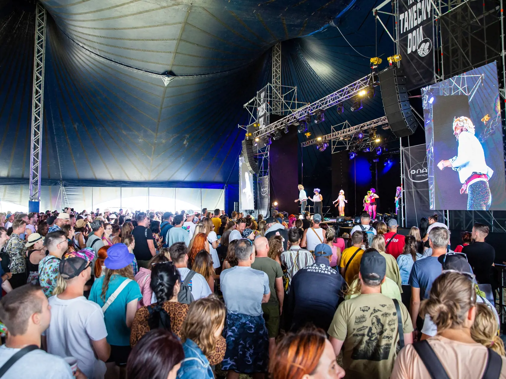 Druhý deň hudobného festivalu "POHODA 2022" na letisku v Trenčíne. Na snímke Laco Cmorej a Petra Polnišová.